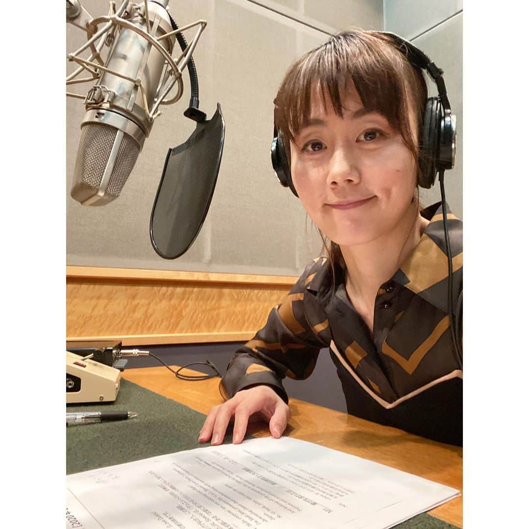 新井麻希さんのインスタグラム写真 - (新井麻希Instagram)「* タイミングあれなんですが… JALの機内放送 JAL Special6月号『Love Duets』の英語、日本語ナレーションを読ませて頂きました😊飛行機に乗ると映画を見る以外に音楽を聞くのも好きで、いつかこんな仕事にもチャレンジしたいなと思っていたので、依頼を頂いた時とっても嬉しかった✨ * HPからの依頼だったので、どのように見つけてくださったのか聞いたら、HPで英語のボイスサンプルも載せていたので助かりましたと言ってもらえました。HPの英語のボイスサンプルは高校の先輩の店内放送用に以前収録してもらったもので音源もくれてたので、改めて超感謝😭🙏 * * 6月は、新旧の名デュエットナンバーと共に、全国の恋愛にまつわるスポットをご紹介します✨ * もしももしも、飛行機に乗る機会があれば、少しだけ耳を傾けてみてください🎧 夫も飛行機大好きです、修行僧のように飛行機乗ってますともちろん伝えました✨😊 * 飛行機は今あまり飛んでないみたいですが、少しでも早くまた安心安全なフライトが楽しめることを祈っています。 ♥️ 🛩♥️」5月25日 19時11分 - makiarai58