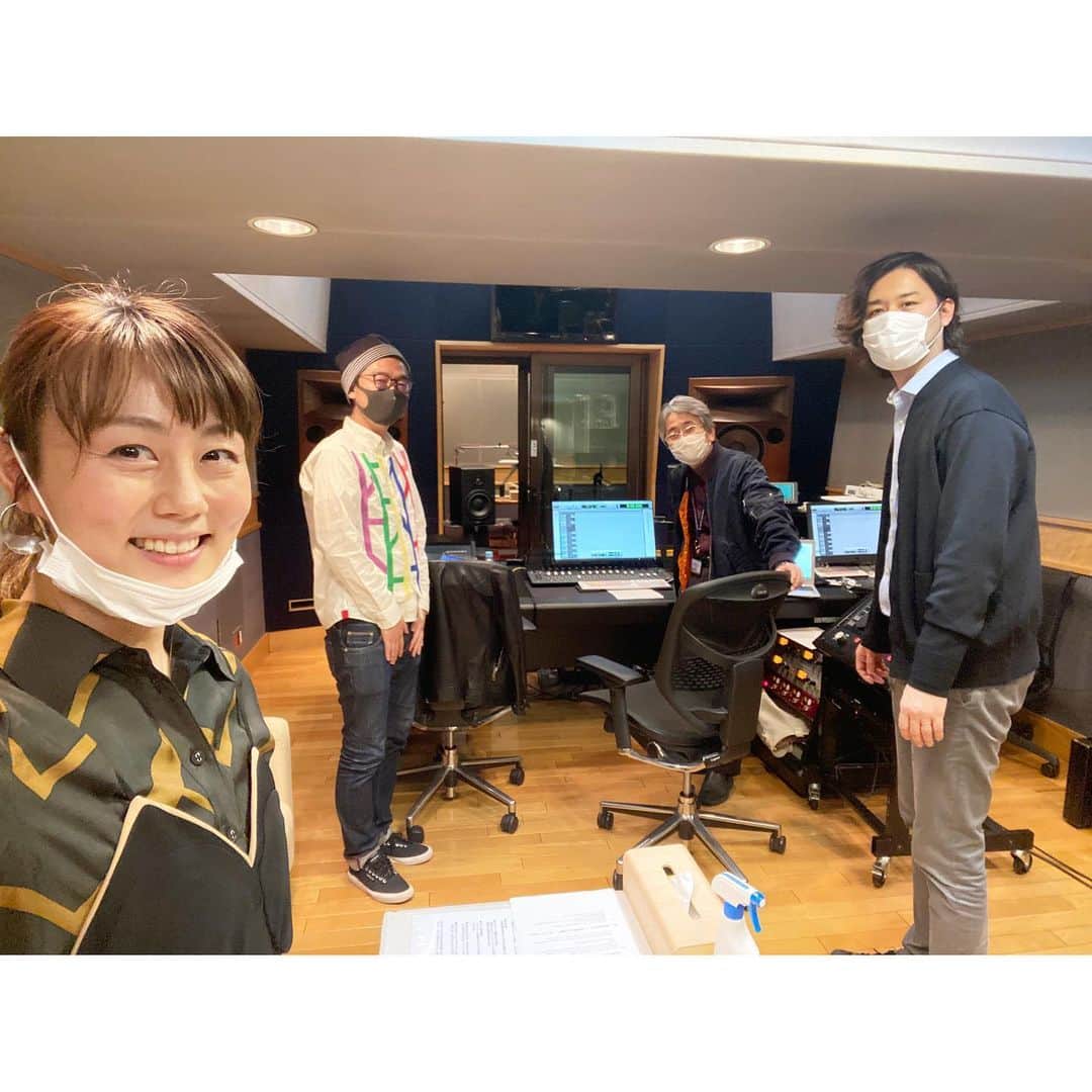 のインスタグラム：「* タイミングあれなんですが… JALの機内放送 JAL Special6月号『Love Duets』の英語、日本語ナレーションを読ませて頂きました😊飛行機に乗ると映画を見る以外に音楽を聞くのも好きで、いつかこんな仕事にもチャレンジしたいなと思っていたので、依頼を頂いた時とっても嬉しかった✨ * HPからの依頼だったので、どのように見つけてくださったのか聞いたら、HPで英語のボイスサンプルも載せていたので助かりましたと言ってもらえました。HPの英語のボイスサンプルは高校の先輩の店内放送用に以前収録してもらったもので音源もくれてたので、改めて超感謝😭🙏 * * 6月は、新旧の名デュエットナンバーと共に、全国の恋愛にまつわるスポットをご紹介します✨ * もしももしも、飛行機に乗る機会があれば、少しだけ耳を傾けてみてください🎧 夫も飛行機大好きです、修行僧のように飛行機乗ってますともちろん伝えました✨😊 * 飛行機は今あまり飛んでないみたいですが、少しでも早くまた安心安全なフライトが楽しめることを祈っています。 ♥️ 🛩♥️」