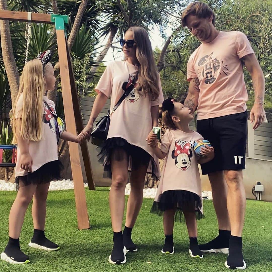 イヴァン・ラキティッチのインスタグラム：「Mis 3 chicas, os amo.!❤️👩🏼👧🏼👧🏼 #lafamiliaunidajamásserávencida @raquel_mauri」