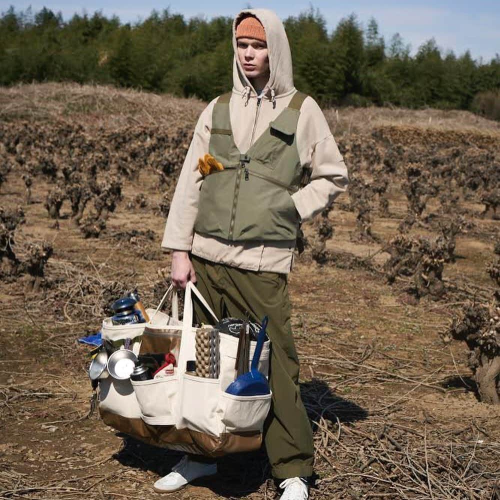 UNBY GENERAL GOODS STOREのインスタグラム：「デザイナーの理想のキャンバス生地を見つけました。AS2OVからトートバッグが登場です。 ふるきよき、アメリカが物作りをしていた時代、そのころのダック生地を その当時のヴィンテージシャトル織機で織り上げた生地ブランド ”ALBERTON”。 ベースは25OZ（オンス）、持ち手は15OZ（オンス）のアーミーダック。  アメリカのヘビーデューティなプロダクトに想 いを馳せ、高密度に織り上げられたキャンバス生地は、裏加工しなくても自立するハリとコシ感に優れています。 アウトドアシーンでの仕様を想定し、汚れを気にしなくてすむように、 底面には防水性のあるPVC生地を使用、地面にも”どかっ!”と置けます 。  MサイズとLサイズには、ベルクロで付けられるポケット２個とファスナーで開閉できるフラップつき。 急な雨にも対応出来ます。 【アルバートンとは】 ALBERTON（アルバートン）は生地のブランドです。 古くからアメリカで使われていたダック生地を、昔ながらのヴィンテージシャトル織機で日本国内の工場で織り上げています。 現在アメリカでは再現出来なくなってしまった当時の織規格を再現するため、ヴィンテージシャトル織機はアメリカから日本に輸入し、当時と同じ織り機を使い 当時の資料を基準に生産しています。  albertonの中では最高重量で厚みのある生地になります。 両耳にブルーラインが入っています。 . . . #alberton #canvas  #アルバートン #ダック #帆布 #キャンバス #canvasbag #キャンバストート　#bostonbag #bag #duc #canvas #ボストンバッグ  #帆布バッグ  #アルバートン  #トートバッグ #totebag #大きいバッグ」