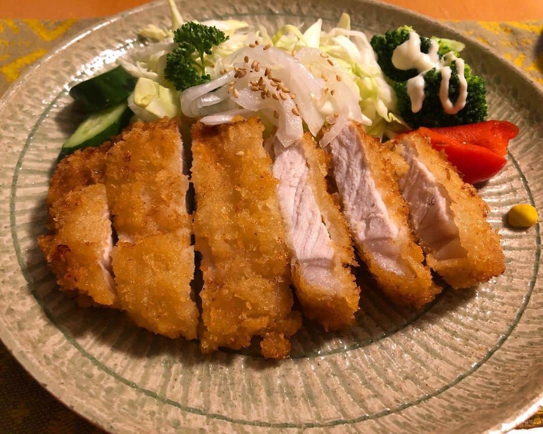 のインスタグラム：「トンカツ食べたい！と息子のリクエストで豚ロースカツの夜ご飯。今日トンカツ揚げるよるよ〜！って息子に言ったら今日は暑いけど揚げるの大丈夫？と息子が気づかいしてくれました。嬉しい、ありがとう。サックサクのトンカツ揚がりました☺️食卓を囲みながら、旨い〜の声のみんなの笑顔が私は嬉しい。 #トンカツ #トンカツ定食  #揚げたて #最高  #今夜はトンカツです  #ロースカツ #サクサク  #お家ご飯 #息子のリクエスト  #手作りごはん  #遠山景織子」