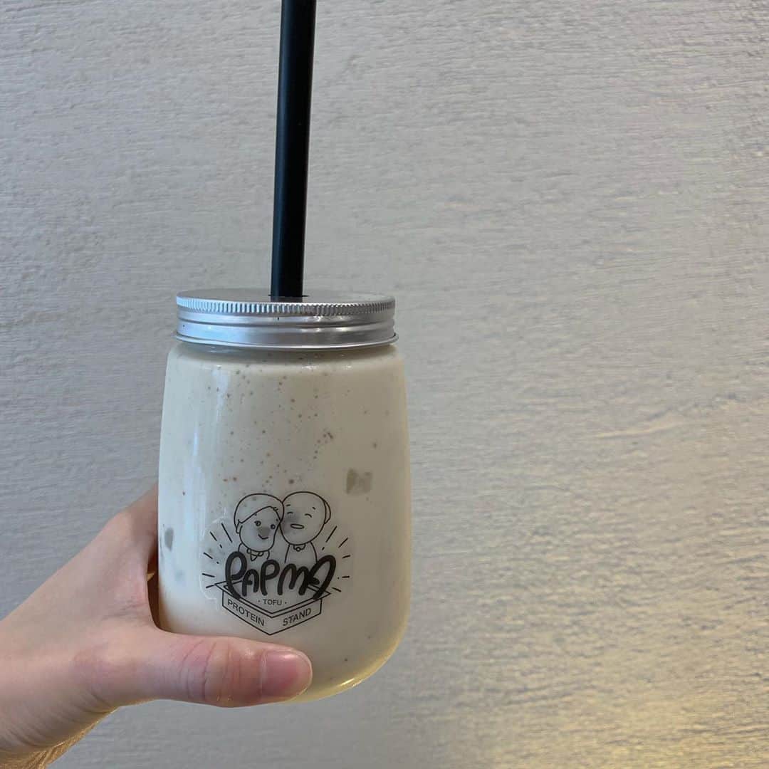 杉浦みずきのインスタグラム：「. 今日、ミントの中継でお邪魔した、OSAKA FITNESS HUBさんの一階にある、PAPMAさんで豆腐スムージーを頂きました☺️ プロテインのスムージーなので、フィットネスで運動した後に飲んだらより最高ですね💪 わたしはバナナ味を頂きましたが、とっても美味しかったです🍌 可愛い容器もいただきました💛 ・ ・ #パプマ #PAPMA #パプる #豆腐スムージー #fitness #プロテイン #MBS #ミント」