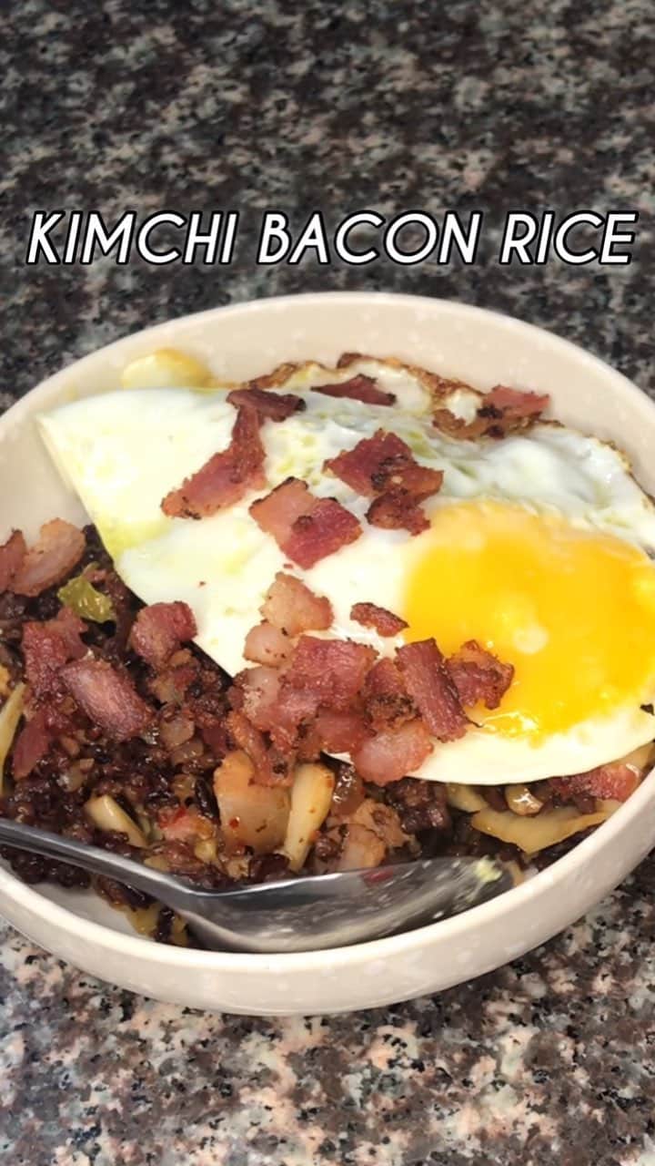 ローレン・ヤングのインスタグラム：「Easy brunch!!!!!!! This is my ULTIMATE comfort food 👅  INGREDIENTS:  4 Cloves Garlic 1 Red Onion Madaming Bacon Madaming Kimchi 1 Cup Rice Sesame Oil 1 tbsp Brown Sugar Egg  INSTRUCTIONS: Fry eggs however you like and set aside  Fry 1/3 of the bacon until crispt, set aside and use for toppings later.  Fry remaining bacon until halfway cooked but not crispy, add your onion and garlic. Use butter if you want to deglaze your pan!! Add kimchi, sesame oil and sugar. MIXXXXXX. Add your rice and more sesame oil and mix until cooked.  In a bowl add your rice, egg and top with bacon.  Music: Cactus Musician: Jef」