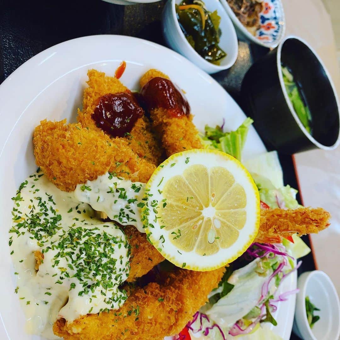 HIROさんのインスタグラム写真 - (HIROInstagram)「今日のランチ🤣🤣仕事じゃ無いけど昼ごはんに😊😊😊 #テレビ和歌山 #敷地内  #喫茶店  #ランチ  #昼ごはん  #和歌山市  #エビフライ  #ヒレカツ  #日替わりランチ  #定食  #美味い」5月25日 19時33分 - hiro19770420