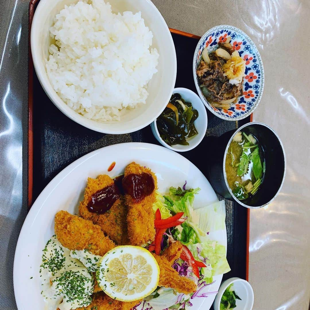 HIROさんのインスタグラム写真 - (HIROInstagram)「今日のランチ🤣🤣仕事じゃ無いけど昼ごはんに😊😊😊 #テレビ和歌山 #敷地内  #喫茶店  #ランチ  #昼ごはん  #和歌山市  #エビフライ  #ヒレカツ  #日替わりランチ  #定食  #美味い」5月25日 19時33分 - hiro19770420