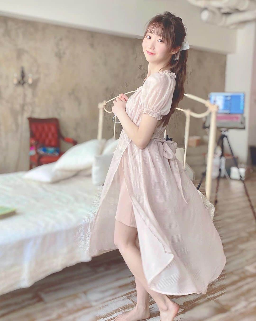 大谷映美里さんのインスタグラム写真 - (大谷映美里Instagram)「♡お知らせ♡ ㅤㅤㅤㅤㅤㅤㅤㅤㅤㅤㅤㅤㅤ #ハニーシナモン さんとのコラボ服 🐇💖 今回は…ガーリーなワンピースを作っていただきました☺️！ ㅤㅤㅤㅤㅤㅤㅤㅤㅤㅤㅤㅤㅤ ユニセックスには男性にも女性にも着ていただける良さがありましたが、いつかまた女の子向けにとびきり可愛いものを…と考えていたのですごく嬉しいです。🌸 ㅤㅤㅤㅤㅤㅤㅤㅤㅤㅤㅤㅤㅤ 💎シフォンアシンメトリーワンピース💎 女の子の理想をぎゅっと詰め込んだワンピース♡︎ʾʾ ㅤㅤㅤㅤㅤㅤㅤㅤㅤㅤㅤㅤㅤ 淡いカラーに柔らかいシフォン素材のワンピです🍰 ベージュ寄りの落ち着いたピンクと 爽やかなライトブルーの2カラー展開。 裾がアシンメトリーになっていて、歩く度に足がちらっと💕 ひらひら揺れるシルエットになっています。 ㅤㅤㅤㅤㅤㅤㅤㅤㅤㅤㅤㅤㅤ ☑︎透け感のある上品なパフスリーブ ☑︎ウエストできゅっと縛るリボン ☑︎デコルテを華奢に見せてくれるクロスリボン ㅤㅤㅤㅤㅤㅤㅤㅤㅤㅤㅤㅤㅤ などなど、女の子の〝好き〟をたっくさん詰め込みました♡ ㅤㅤㅤㅤㅤㅤㅤㅤㅤㅤㅤㅤㅤ デコルテのクロスリボンはボタンで取り外し可能です✨ 前がボタンになっていて、首の後ろで結ぶ仕様になっています。 シチュエーションによって使い分けていただけますよ♩ ㅤㅤㅤㅤㅤㅤㅤㅤㅤㅤㅤㅤㅤ クロスリボンを外すとシンプルに。 ウエストのリボンも前で結んだり後ろで結んだり🎀 色んな着方を楽しんでほしいです😌💓 ㅤㅤㅤㅤㅤㅤㅤㅤㅤㅤㅤㅤㅤ 高めのウエスト位置や、中のスカートの丈感で スタイルが良く見えるように何度も変更していただきました。 ㅤㅤㅤㅤㅤㅤㅤㅤㅤㅤㅤㅤㅤ 私の身長は154㎝なのですが、 158㎝のスタッフさんにも着ていただけました！ 公式通販サイトにサイズ感も記載されていますので 参考にしてみてください♪ ㅤㅤㅤㅤㅤㅤㅤㅤㅤㅤㅤㅤㅤ ㅤㅤㅤㅤㅤㅤㅤㅤㅤㅤㅤㅤㅤ 🍋こちらは公式通販限定発売となります。🍋ㅤㅤㅤㅤㅤㅤㅤㅤ 6月3日の10:00から予約開始！ 6月5日から販売、発送開始！ ㅤㅤㅤㅤㅤㅤㅤㅤㅤㅤㅤㅤㅤ ¥12,100 (税込) お手頃な価格という訳ではないのですが、 こだわりと理想が沢山詰まっているワンピース…💍✨ ぜひ、着ていただけると嬉しいです。 ㅤㅤㅤㅤㅤㅤㅤㅤㅤㅤㅤㅤㅤ 夏こそ、自分が着たいお洋服を着て とびきり可愛い私でいたいよね(*ˆˆ*) ㅤㅤㅤㅤㅤㅤㅤㅤㅤㅤㅤㅤㅤ 自信を持つお手伝いができればなと思います！♡ ㅤㅤㅤㅤㅤㅤㅤㅤㅤㅤㅤㅤㅤ ㅤㅤㅤㅤㅤㅤㅤㅤㅤㅤㅤㅤㅤ #honeycinnamon 🐇🧸💓」5月25日 19時34分 - otani_emiri