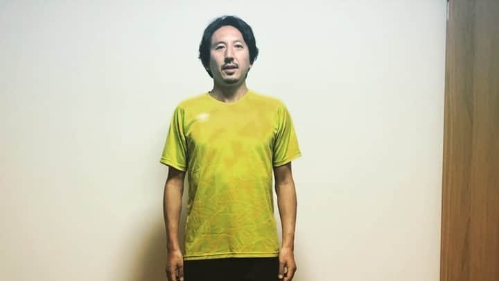 橋本英郎のインスタグラム：「【おうちでヨガ】ヨガシリーズ 今回もヨガ。  ただ、少し難易度が上がってきており、俺のフォームも綺麗なわけではないので悪しからず。  ダンサーのポーズをやってみましょう！  ポイントは、 ・バランスを取る ・呼吸をしっかりする ・骨盤がねじれないように気をつける ・カラダが指先、足先と前後な離れるよう意識する  このポジションを取るのがなかなか難しいですし、骨盤がねじれやすい。 わたしがやってるものも若干ねじれが入っているのを後の方で少し修正できているくらいです。  みなさんもやるときは無理やりせずに、タオルを足先にひっかけて距離を縮めてやってみたりして挑戦してみて下さい。  その中でも呼吸！これが本当に大事。ポーズが取れたらそこで3回〜5回呼吸をしましょう。  無理せずゆっくり、ゆったり取り組んで下さい。 ． ． いいおうち時間をお過ごし下さい。 ． ． ． #おうちでトレーニング  #fc今治  #橋本英郎  #umbro  #毎日トレーニング  #家トレ  #いまできること  #ヨガポーズ」