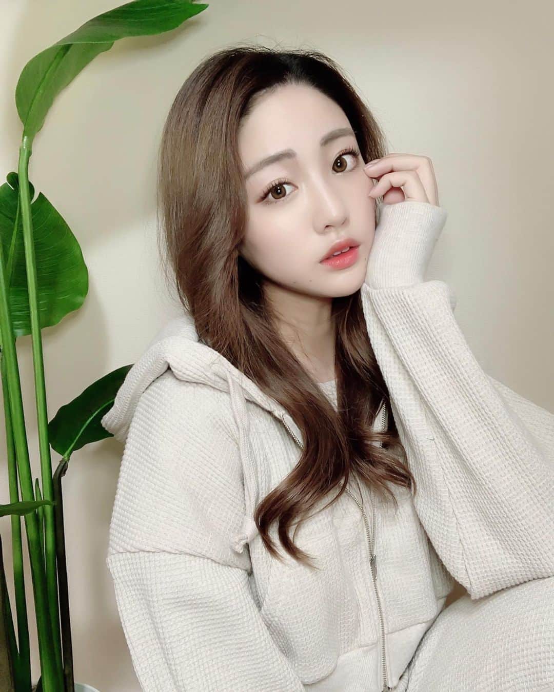志田友美（ゆうみん）のインスタグラム：「ㅤㅤㅤㅤㅤㅤㅤㅤㅤㅤㅤㅤㅤ  TikTok始めました🌺今日のは21時ごろアップする予定👍 志田友美で検索✔︎フォローちて🥺⤴︎⤴︎ ㅤㅤㅤㅤㅤㅤㅤㅤㅤㅤㅤㅤㅤ ㅤㅤㅤㅤㅤㅤㅤㅤㅤㅤㅤㅤㅤ セットアップ🤍 この生地移動する時とか楽だからすき♡ @to_the_sea_hawaii 🌴 ㅤㅤㅤㅤㅤㅤㅤㅤㅤㅤㅤㅤㅤ ㅤㅤㅤㅤㅤㅤㅤㅤㅤㅤㅤㅤㅤ #おうち時間 #totheseahawaii #トリップアップ #tripup #部屋着 #部屋着コーデ #部屋着女子 #japanesegirl #大人コーデ #大人カジュアル #カジュアル #セットアップ #セットアップコーデ #パンツコーデ #tiktok #instafashion #stayhome #2ヶ月以上髪染めてない説」