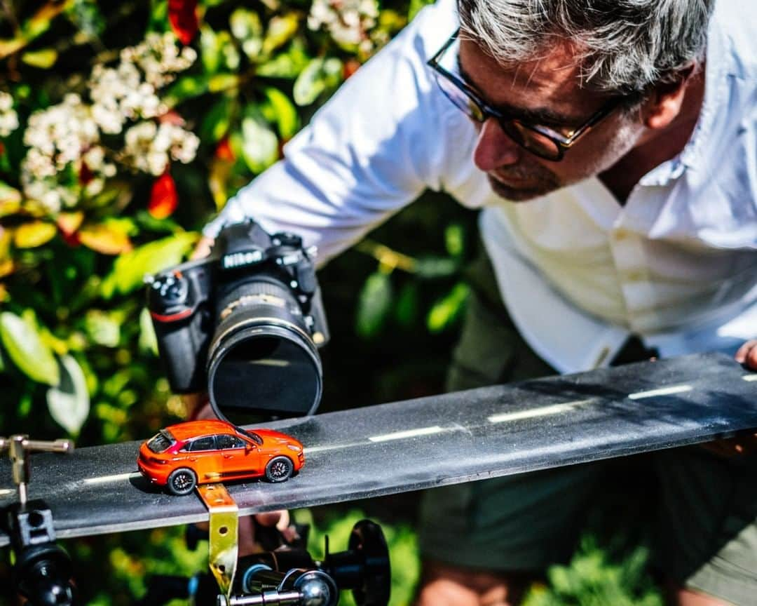 Porscheさんのインスタグラム写真 - (PorscheInstagram)「"Homeschooling with a Photographer" - Florian Mueller used his time spent in lockdown to teach his children about his craft. Using model cars, he proved that hitting the roads was still possible - as long as you have imagination. (📸@florianwmueller) #DreamsAreMadeAtHome」5月25日 19時32分 - porsche