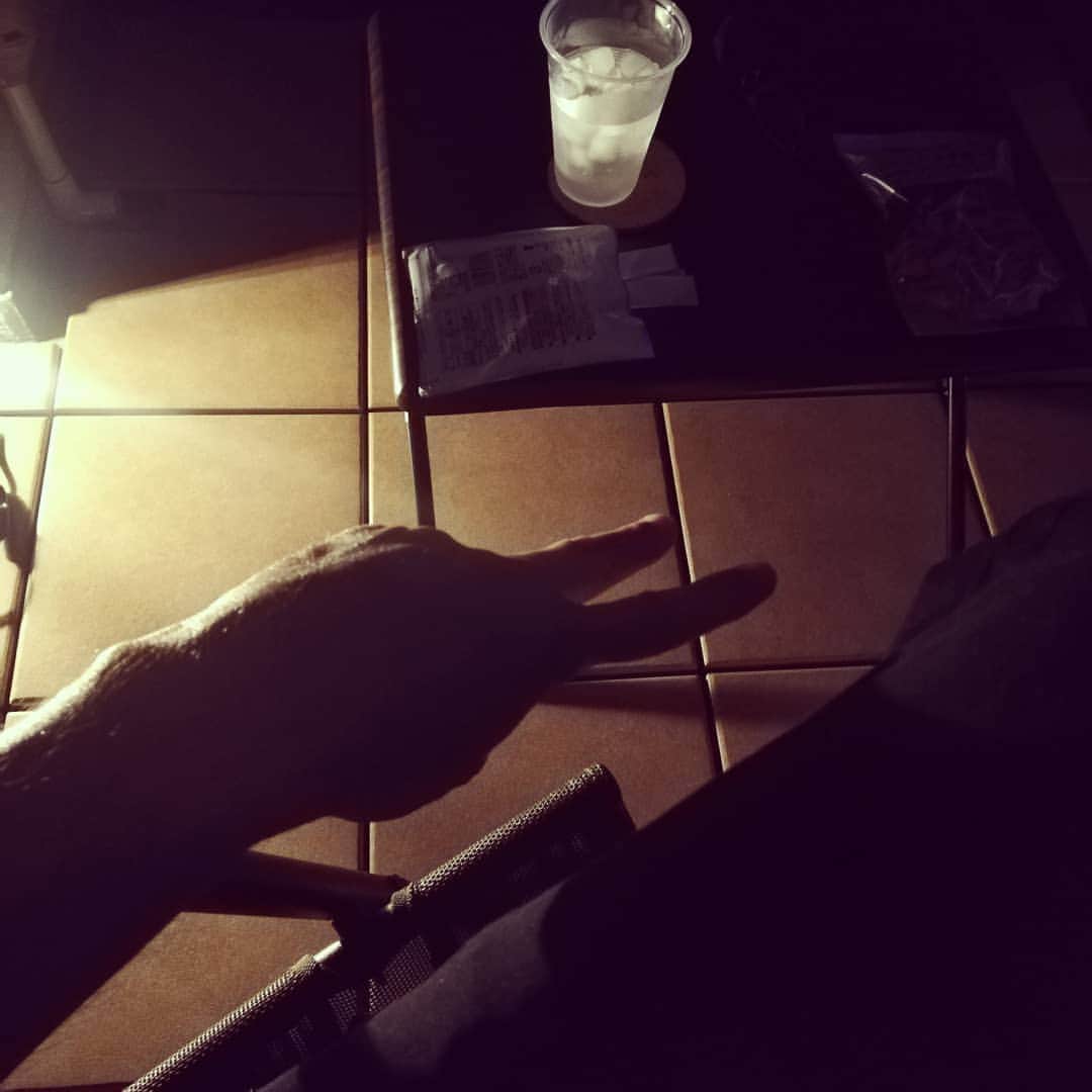 松本隆博のインスタグラム：「。 ベランダ飲みからのー ここで一句！^^; 退職金… 払うかどうかは… 麻雀で… (^-^)」