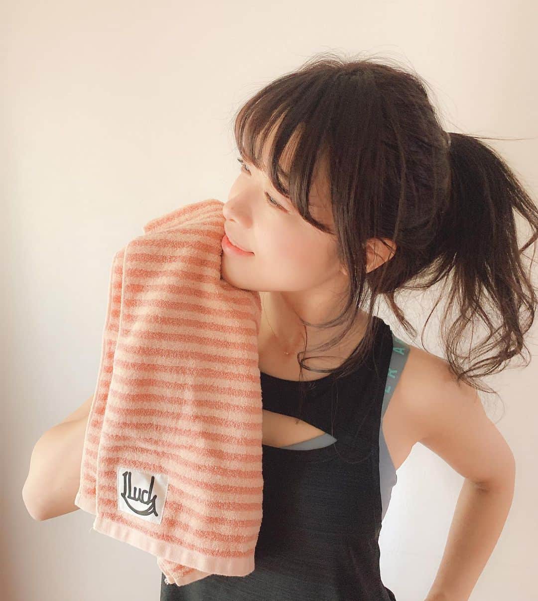 Kozue Kawabeさんのインスタグラム写真 - (Kozue KawabeInstagram)「MIZANI Co.,Ltd. ”One Luck(ワンラック)” @one_luck  汗をかく季節になってきましたね 💦  敏感肌なので汗はこまめに拭き取ることを心がけています！沢山ふいても優しいタオルを見つけました♡one_luckさんのタオル製品は全て和紙素材で作っていて赤ちゃんの肌にも優しく安心して使える素材で、土に還る地球環境に配慮した素材！！ また、TEGTEG×OneLuckコラボロンパースもバーニーズニューヨークさんでも販売されているそうです♡  #oneluck #タオルギフト #贈答品 #和紙  #タオル #マスク #バスタオル #フェイスタオル #ギフト  #pr  #安心素材  #地球に優しい  #バーニーズニューヨーク」5月25日 19時39分 - miyaco8