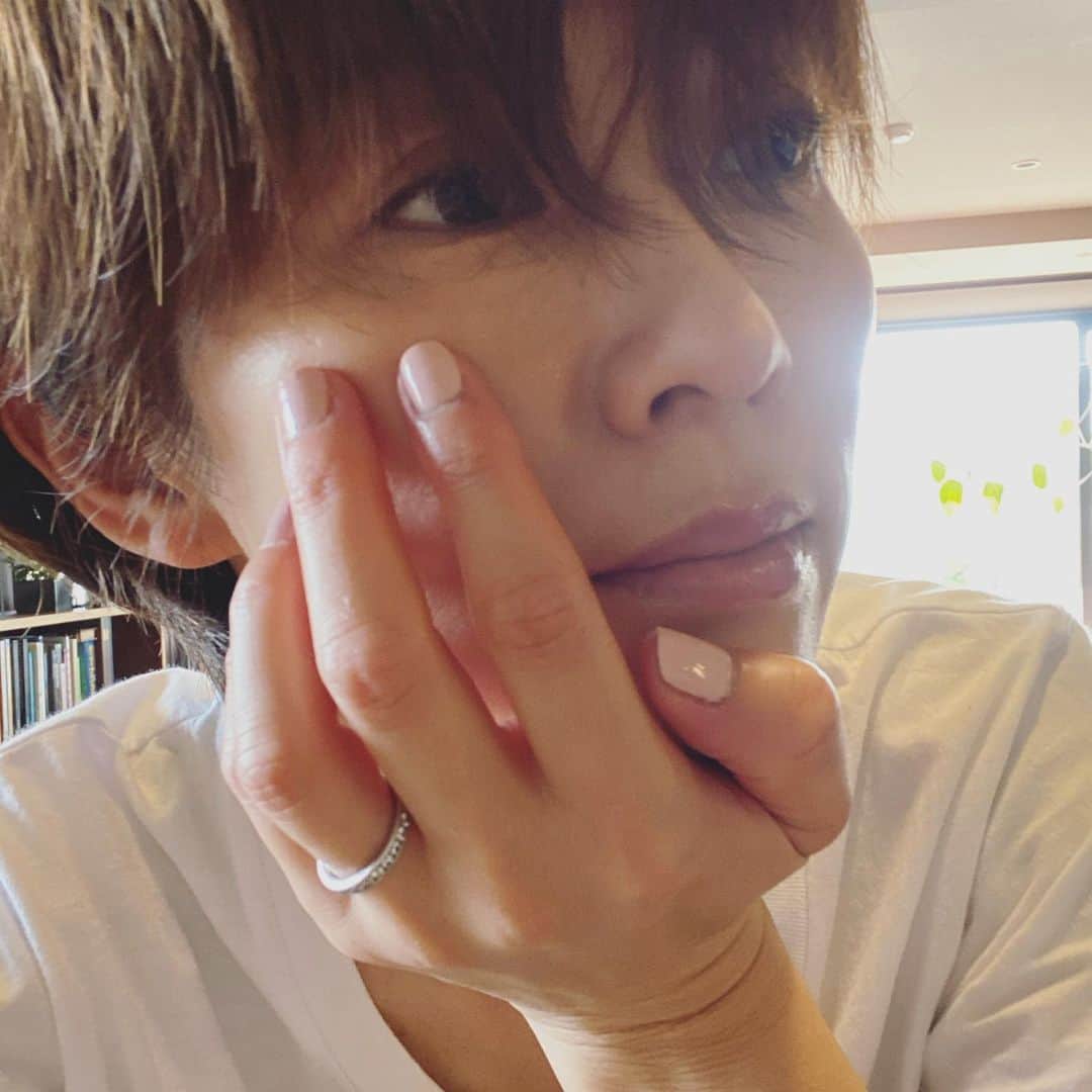 畑野ひろ子のインスタグラム：「@nailsinc.jp のオンラインで新調した２つが到着したので早速塗ってみました。  カラーは、ジェルエフェクトの ☆メイフェア ☆オールドパークレーン」