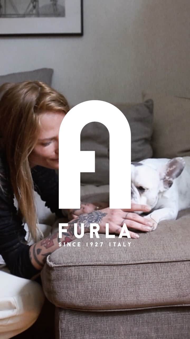 フルラのインスタグラム：「She has a background in fashion and grew up surrounded by art “I love to get to know the story and the person who will be wearing the tattoo on their skin, even before I start designing it.” Discover @labigotta ‘s story.  #thefurlasociety #furlafeeling #newcollection #furla #accessories #fashion」