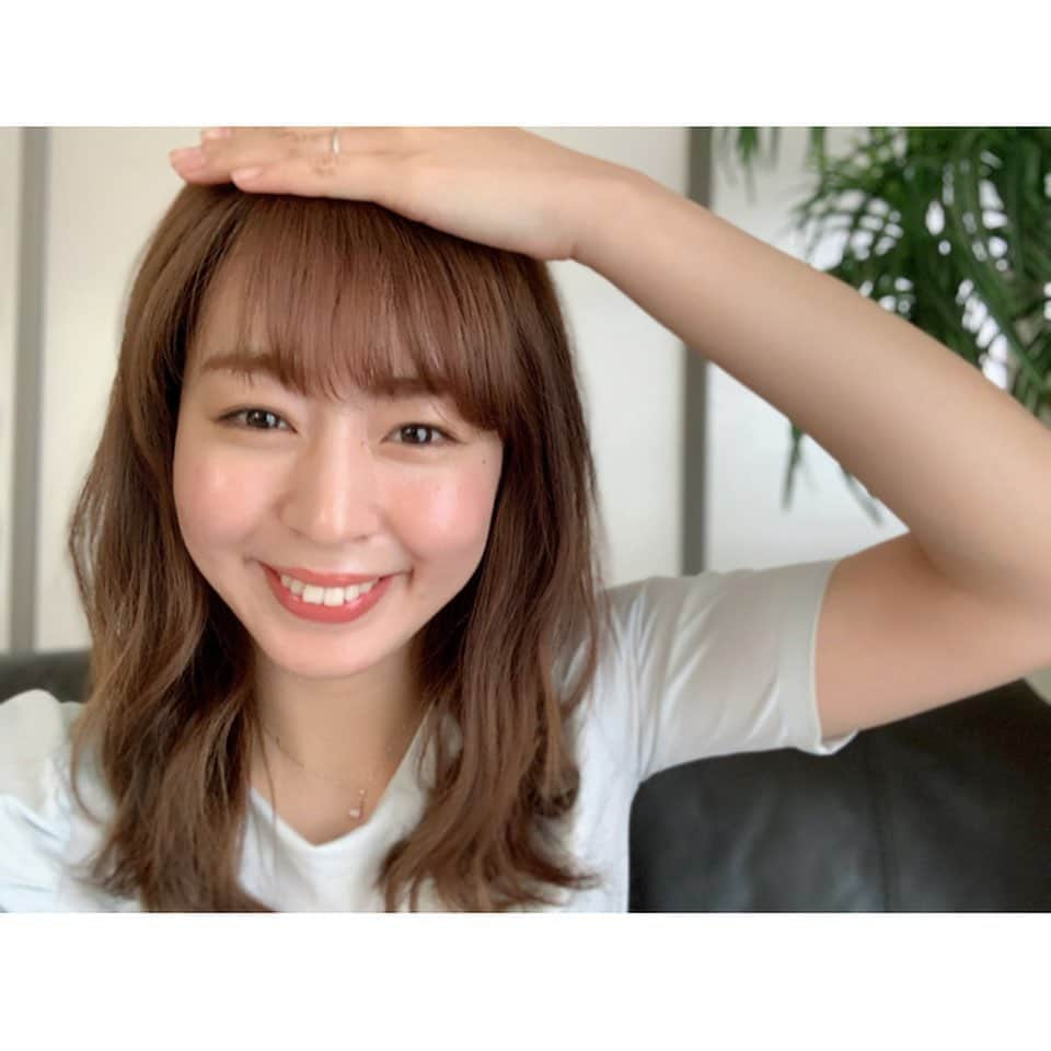 信長ゆかりさんのインスタグラム写真 - (信長ゆかりInstagram)「. こんばんは(o^^o) 自粛中に自分で前髪を切ったら短くしずきましたー😆🌼笑 #手外すと眉上くらい🙃 #あるあるです なのに何度やっても懲りない。٩( 'ω' )و  スーパーで買ってきた豆苗は 元々が私の親指あたりの背丈だったんですが、 3日でこんなに伸びました🌱  この成長スピード‼️うっらやましいなぁ😆☺️ お花もだけど植物って癒されるから好き！ 水を替えると気持ちも晴れ晴れです〜☺️ #豆苗様の成長 #見習へ我が前髪よ  今日も一日お疲れ様でした💐」5月25日 19時49分 - 03yu_kari30