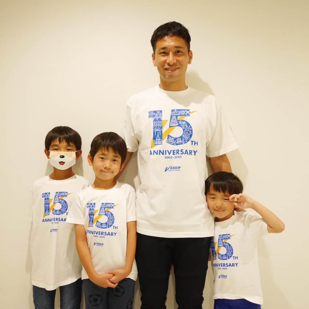 徳永悠平のインスタグラム：「V・ファーレン長崎15周年Tシャツ！ 徳永家でも着てみました！ これまでのクラブの歴史を感じながら日々頑張ります！！ #vvaren #15周年 #Vファーレン長崎」