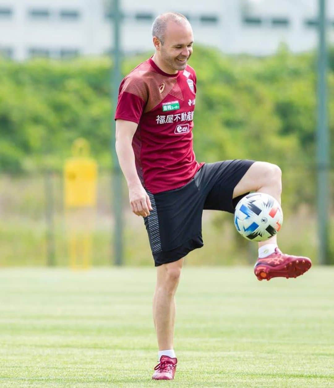 アンドレス・イニエスタさんのインスタグラム写真 - (アンドレス・イニエスタInstagram)「Contando los días para volver a competir... Qué bonito es volver a pisar el césped! Vamos @visselkobe!! ⚽️💪🏻⁣ ⁣ 試合の再開をを心待ちにしています…久しぶりの芝の感触が最高！バモス　@visselkobe!! ⚽️💪🏻 #visselkobe #wearekobe」5月25日 19時59分 - andresiniesta8