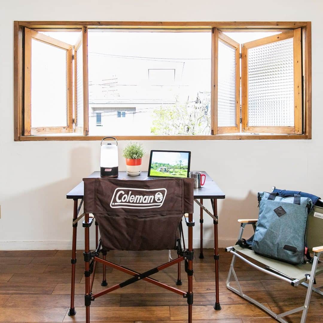 Coleman Japanのインスタグラム：「＼テレワーク💻も快適に／  コールマンのファニチャーで、慣れないお家での仕事もキャンプ気分でこなしましょう👍 ・ 軽量で持ち運びが便利なので、晴れた日はベランダや庭にも移動して気分転換も⭕ ・ ・ ━━━━━━━━━━━━━━━━━ #おうちコールマン を付けて投稿して頂いた中から素敵なお写真は、コールマン公式SNSでご紹介させて頂きます♪ ━━━━━━━━━━━━━━━━━ ・ ・ ・ #灯そうColeman #灯そうコールマン #灯そう #Coleman #コールマン #Tent #テント #コールマンテント #Camp #キャンプ #Outdoor #アウトドア #コールマンチェア #マスターシリーズ #コンフォートマスター #バタフライテーブル #おうちキャンプ #おうちキャンプ飯 #おうち時間 #StayHome #うちで過ごそう #私のコールマン #在宅ワーク #テレワーク #リモートワーク」