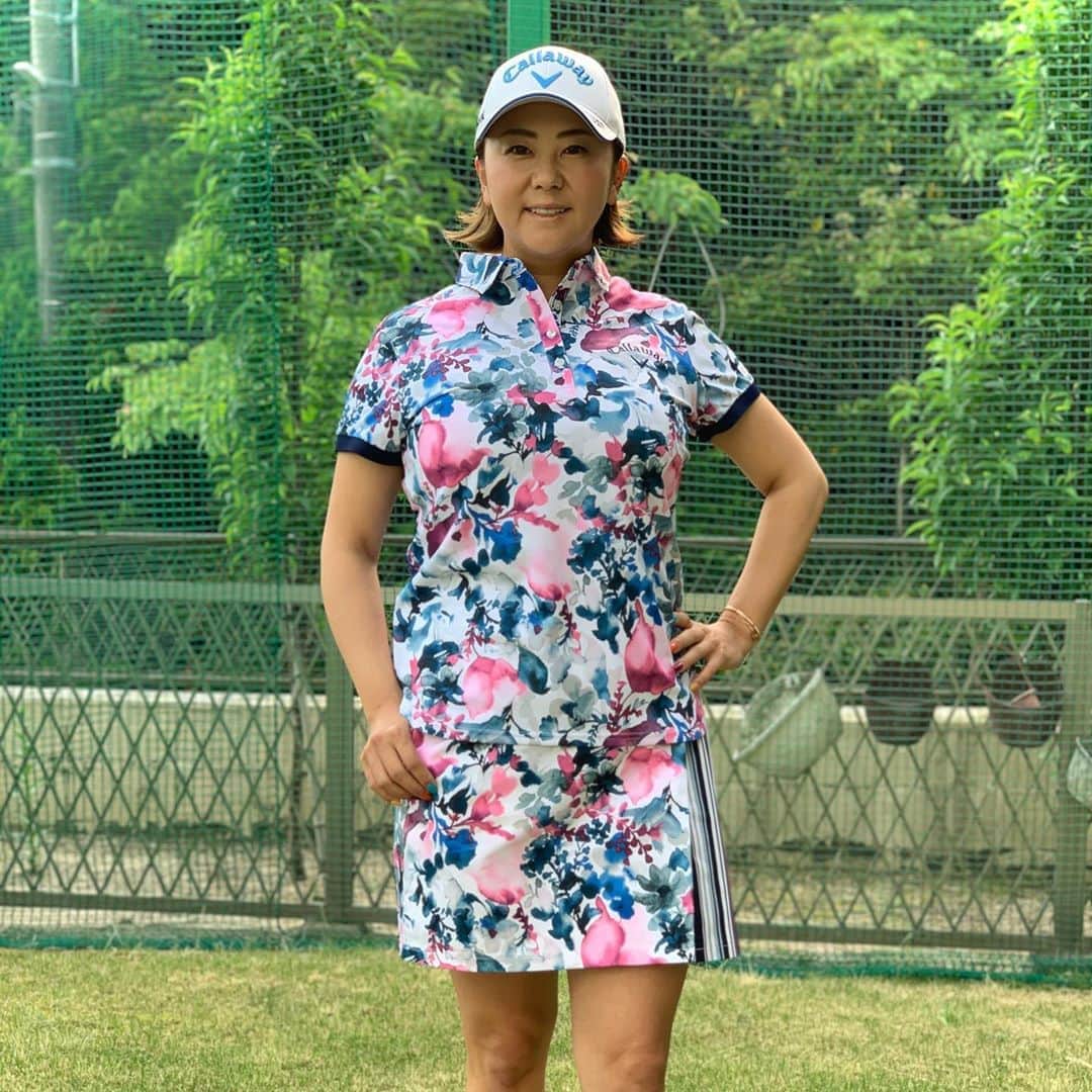 佐伯三貴のインスタグラム：「2020春夏のオススメコーデのご紹介です🥰💐❤️ 私のお勧めはこの組み合わせ👗  ボタニカルっぽいんだけどスカートにワンポイントでストライプが入っていて上下で着てもかなりオシャレ❤️ ゴルフ場でインスタ映え間違いなしのコーディネートです😜❤️👍 皆さんもよかったらチェックしてください😆  @callawayapparel_japan  #オシャレコーデ #お勧めコーデ #ゴルフ映え」