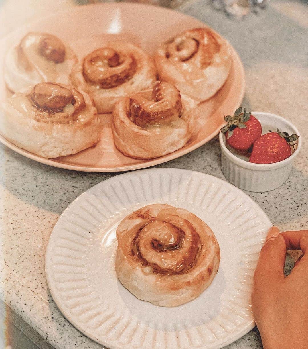 のインスタグラム：「🥐🥖🍞 . . パン屋なのかなってくらい 毎日のようにパンばっかり 作ってました笑 ハマるとしつこい☺️ この自粛期間にちぎりパン いくつ食べたかなw りーさんのおうちチャレンジの 課題にもできたしよしとしよう✌🏽 . . #cinnamonrolls」