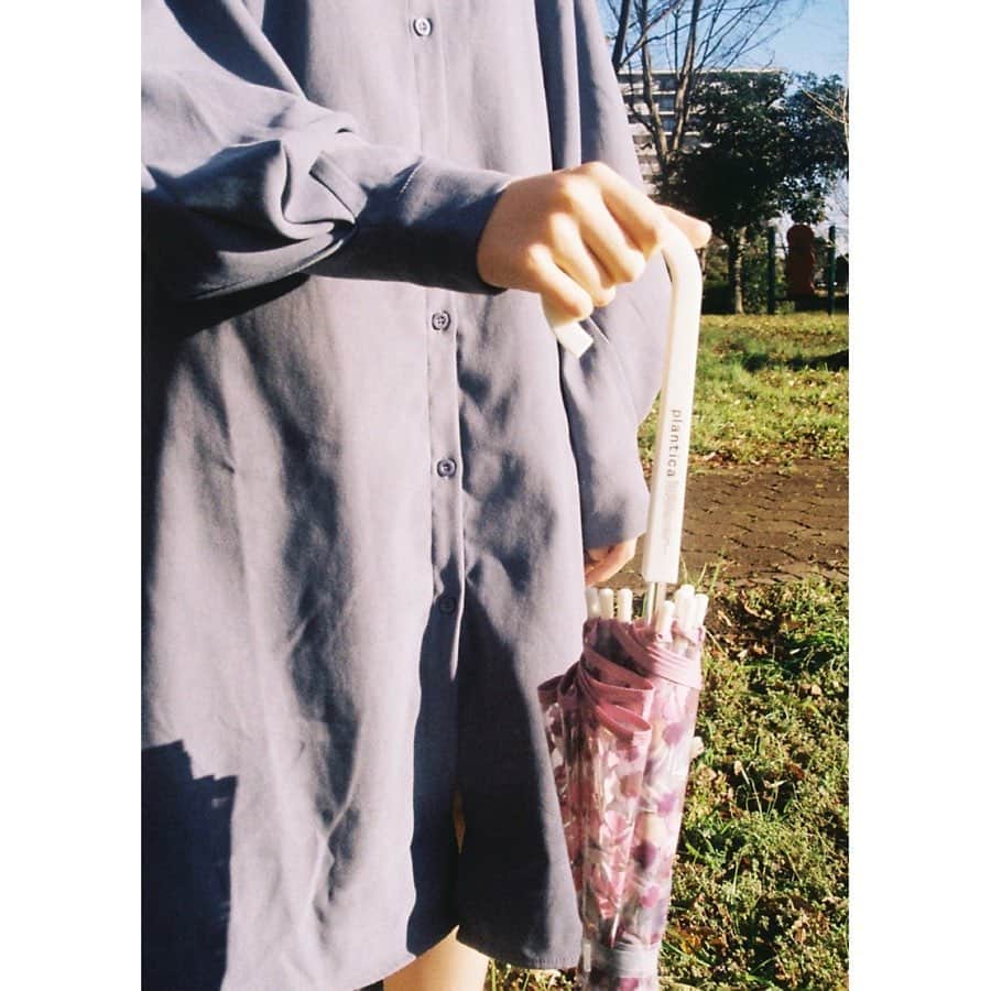 planticaさんのインスタグラム写真 - (planticaInstagram)「写真家の葵さんに Wpc. x plantica コラボの傘のルック撮影をお願いしました。﻿ ﻿ 身近な風景の何気ない日常の撮影だけど、花柄の傘と日々の生活の空気感が丁寧に表現されていて気に入っています。﻿ ﻿ ６種類のアイテム、記録はフィルムとデジタル、連日で投稿していきます。﻿ ﻿ 気になった花柄の傘があれば、@wpc_official のプロフィールリンクから詳細を見てみてください。﻿ ﻿ ---﻿ 手に、花を。街に、華を。﻿ ﻿ 📷: @aoii6327 ﻿ ☂️: @wpc_official﻿ 🏵: @plantica_jp﻿ ﻿ 🔍: wpc  plantica ﻿ 🎁: ZOZOTOWN / Amazon / 楽天﻿ 🏫: LOFT(ロフト) / MARUI(丸井)﻿ ﻿ ﻿ ☔️雨の日、華の日。﻿ Rainy Day, Floral Day.🌺﻿ ﻿ ---﻿ 葵／Aoi 📸 @aoii6327﻿ ﻿ 2001年に生まれ、高校1年の冬からフィルムカメラで学校生活を撮り始め、TwitterやInstagramでその写真を発信するようになる。プールで撮影された青の写真がTwitterで話題になり、2019年の夏にグループ展“YONE‘S ART PARTY”に参加し、その後も三ツ矢サイダー、OMOHARAREAL、PLANTICAとのコラボレーションなどが続き、これからが期待される21世紀生まれの写真家。﻿ ﻿ ---﻿ #wpc #worldparty #plantica #プランティカ  #umbrella #傘」5月25日 19時56分 - plantica_jp