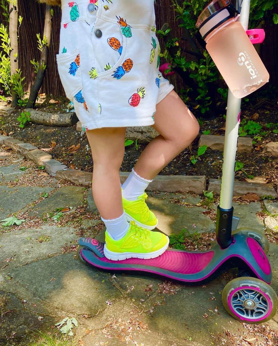 SOPHIA WEBSTERさんのインスタグラム写真 - (SOPHIA WEBSTERInstagram)「I’m so grateful to be able to spend more time at home with my little ladies. I feel like I blinked and Bibi turned into a teenager... 😭🥰 Wishing you all a lovely bank holiday, what is everyone up to today? S x⁣ ⁣ #SophiaWebster #SophiaWebsterMini」5月25日 19時58分 - sophiawebster