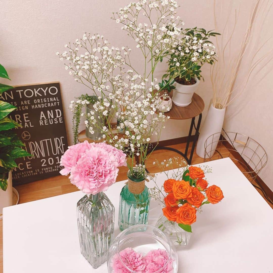 橘花梨さんのインスタグラム写真 - (橘花梨Instagram)「公演の延期が決まり、危うく心が曇りそうになったのでお花をたくさん買ってきた🌷何をどこに飾ったろか。今はしあわせな気持ち☺️ #おうち時間 #お花のある暮らし #お花」5月25日 19時59分 - tachibana_karin