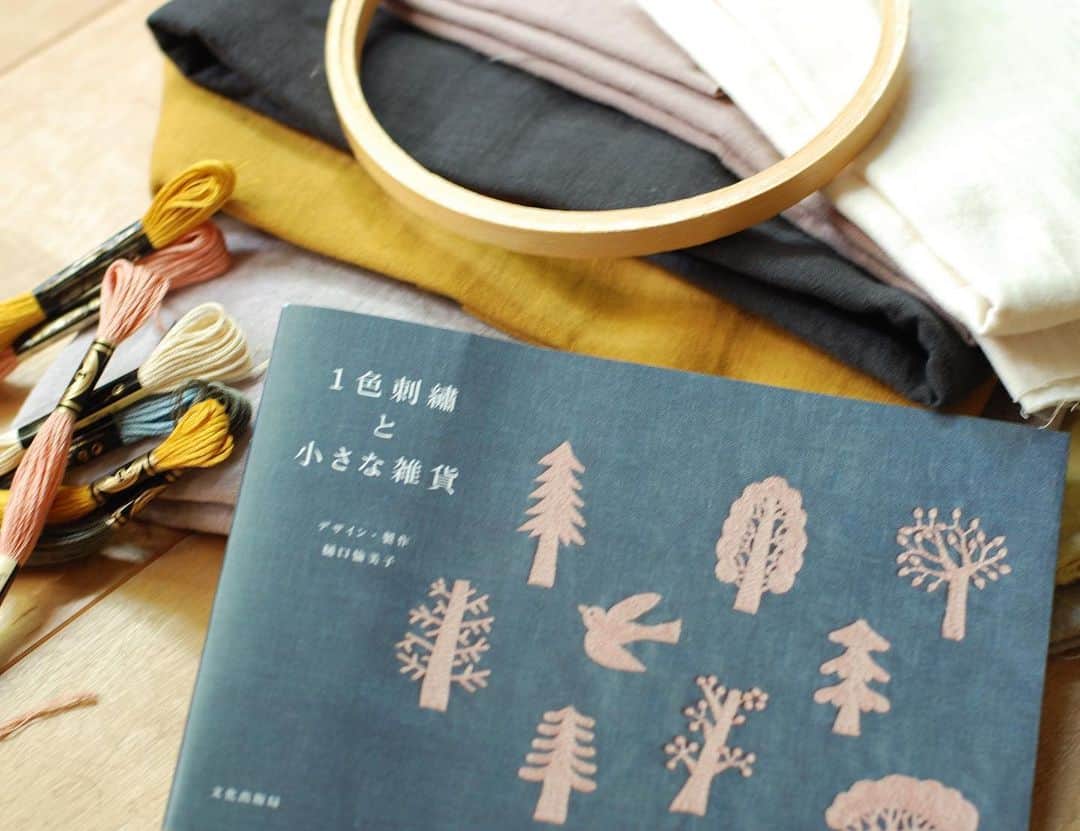 こずえさんのインスタグラム写真 - (こずえInstagram)「.﻿ 2020.5.25﻿ ﻿ 7days book cover challenge﻿ thanks  @chinamisakamoto 🙋🏻‍♀️﻿ ﻿ 体操服のゼッケンを前まで縫ってしまう﻿ 私が言うのもなんですが…﻿ ﻿ 樋口愉美子さん @yumikohiguchi の﻿ 刺繍の本が大好きです。﻿ ﻿ 以前、アフロ高橋さん @switchon_aflo から﻿ ひぐちさん @higuccini の奥さんが﻿ 刺繍作家さんだというのを教えてもらって﻿ 即購入したのがこの本だったのだけど🤲﻿ ﻿ 本当、才能あふれるご夫婦だわ。﻿ ﻿ 刺繍のデザインが好きすぎて﻿ 年始のムクリ @mukuri_official のコラム﻿ にまで登場させた本ですが﻿ そっくりそのまま﻿ #7日間ブックカバーチャレンジ にも採用🤤 ﻿ 樋口さんの新刊も出たから﻿ ただいま本が届くのを待ち中です🤲﻿ ﻿ ………………………………………………………………﻿ ﻿ バトンをくれたちなみちゃん👼﻿ 野菜と言葉と写真を紡ぐといいますか﻿ 彼女の作るものは本当いきいきしています。﻿ 私が尊敬する人物でもあるし。﻿ @chinamisakamoto﻿ ﻿ ﻿ ブックカバーチャレンジとは ﻿ ⚪︎読書文化の普及に貢献﻿ ⚪︎本の説明は随意﻿ ⚪︎アップの都度一人の友達を招待しこのチャレンジへの参加をお願いする﻿ ﻿ ﻿ #本﻿ #bookchallenge ﻿ #素敵な本と出会えますように ﻿」5月25日 20時08分 - koz.t