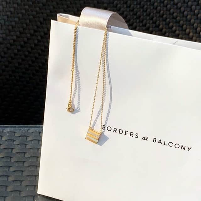 BORDERS at BALCONYさんのインスタグラム写真 - (BORDERS at BALCONYInstagram)「RE STOCK!!📣⁠ ⁠ #ウエダジュエラー さんとのコラボレーションネックレス⁠ シンプルなプレートオンリーのバージョンが再入荷いたしました！！ ⁠ Tシャツにデニムのカジュアルコーデにも、 ドレスアップの日にも、 存在感はあるのに主張しすぎないプレートタイプは デイリーユースにおすすめの 肌になじむジュエリーです。 ⁠  BORDERS NECKLACE ¥190,000+tax⁠ ⁠  #bordersatbalcony #ボーダーズアットバルコニー #ボーダーズ #ボーダー #ボーダーコーデ #ボーダートップス #ボーダートップス #ボーダー好き #橫條紋 #stripes」5月25日 20時02分 - bordersatbalcony_official