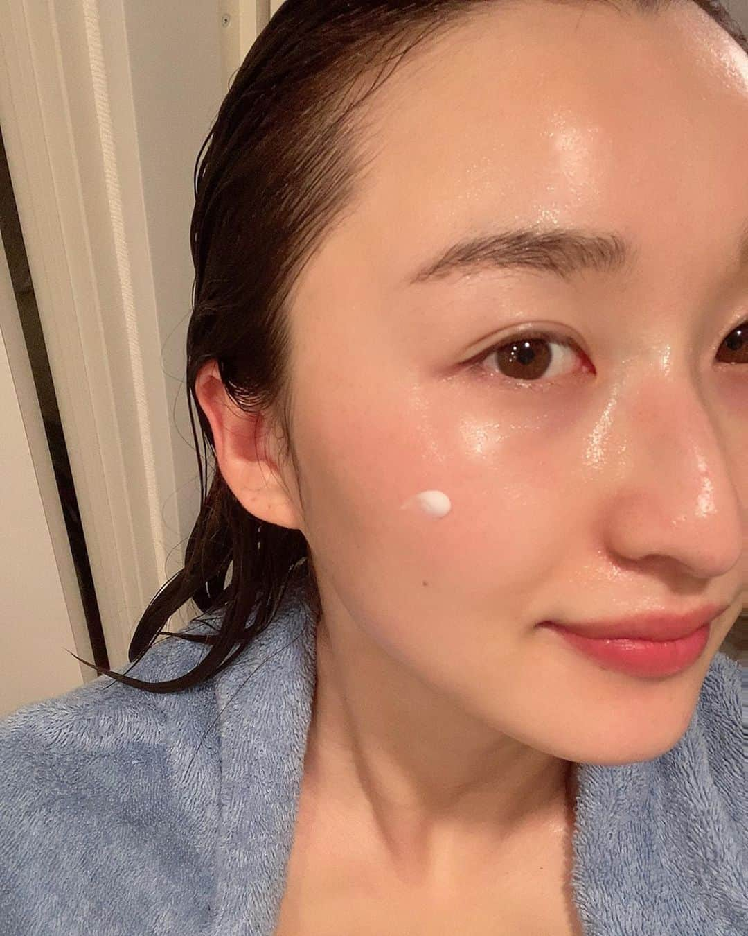 西野沙瑛さんのインスタグラム写真 - (西野沙瑛Instagram)「おこもり美容強化🧖🏻‍♀️❤️ ということで大好きな韓国スキンケアブランド @serendibeauty_jp から出た新ラインを 早速使ってみた✔︎ 韓国のプロポリスのパックがめっちゃよくて それ以降プロポリスの虜になったの🐝  これはレッドプロポリスといって普通のよりも 希少で抗酸化作用が高いよ✔︎ 最近朝起きると肌ツルツルって褒められて嬉しい☺️ - #美容 #保湿 #保湿命 #韓国スキンケア #スキンケア #スキンケアブランド #serendibeauty #韓国コスメ #プロポリス #レッドプロポリス #のんびりホームケア #serendiのある暮らし #stayathome」5月25日 20時03分 - sae_golf