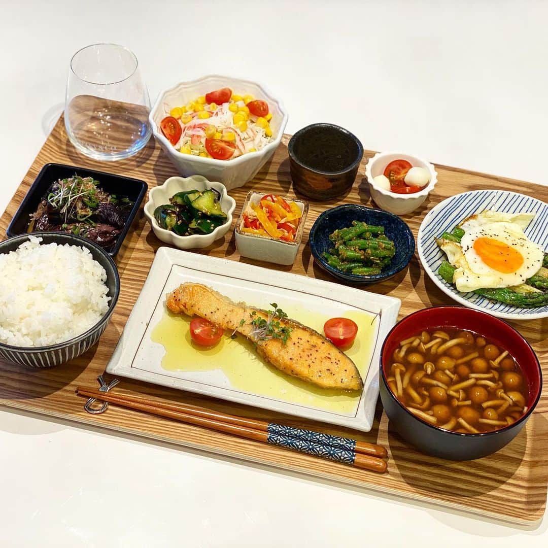 姫野れみのインスタグラム：「本日の #石毛家の食卓 👨🏿‍🍳♡ 鮭のムニエルのリクエストだったので レモンソースでさっぱりと✨品数も多めに♩ デザートは撮り忘れちゃったのですが スーパーに並び始めていたスイカでした🍉！  🐟#鮭のムニエル (レモンソース) 🍆#茄子の煮浸し 🥬#いんげんの胡麻和え 🍳#アスパラの塩焼き (卵のせ) 🥒#きゅうりの塩昆布和え 🌶#パプリカとツナのマリネ 🌊#もずく 🥗#カニカマサラダ 🍅#カプレーゼ 🍚#白米 🍲#なめこの赤味噌汁 🍉#すいか  #アスリートフードマイスター #料理 #和食 #夕食 #アスリート飯 #夕飯 #夜ご飯 #晩ごはん #夜ご飯 #夕ごはん #夜ごはん #和食ごはん #手作り料理 #手作りごはん #おうちごはん #レシピ #dinner #cooking」