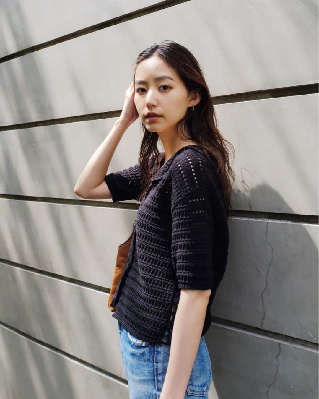Shiho Sasakiのインスタグラム：「いよいよ都内も緊急事態宣言解除されましたね👏 この日を待ちわびていたけど、やっぱりまだ不安💧 外の気温は真夏並みの日もあるから この日はサマーニット着てました✨ 丈感も長過ぎず短過ぎず、絶妙で可愛い✌️ #MOUSSY#MOUSSYSNAP」