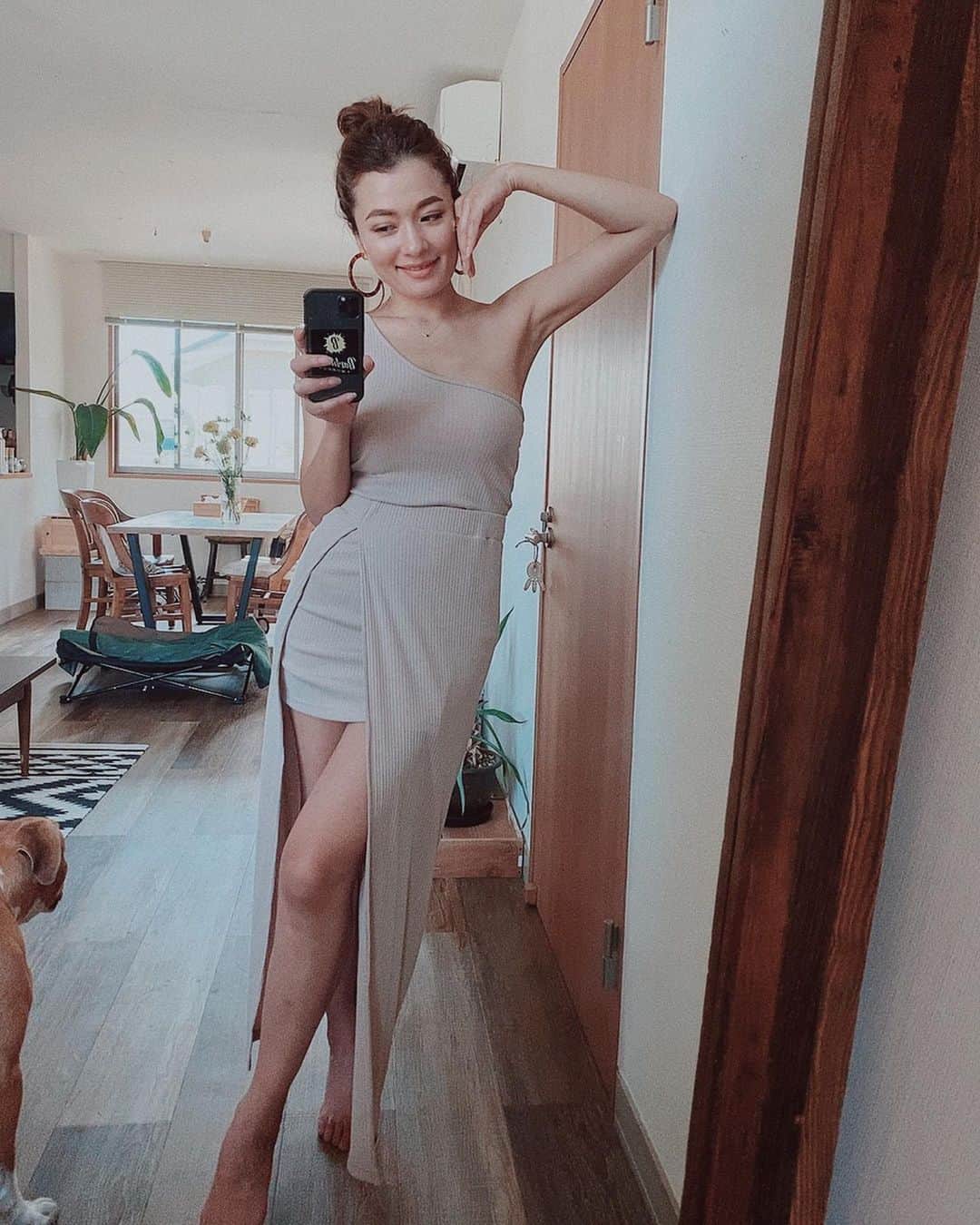 のインスタグラム：「🌹 . . 質問にきてたセットアップは @to_the_sea_hawaii だよ♡ . 焼けた肌に着る セクシーな洋服が好き🙈❤️ . . 下は短めのスカートになってて トップスはパット付きだからそのまま着れるよ✌️ . . #fb923 #Resortnista  #Tripup  #トリップアップ #loungewear  #ラウンジウェア」