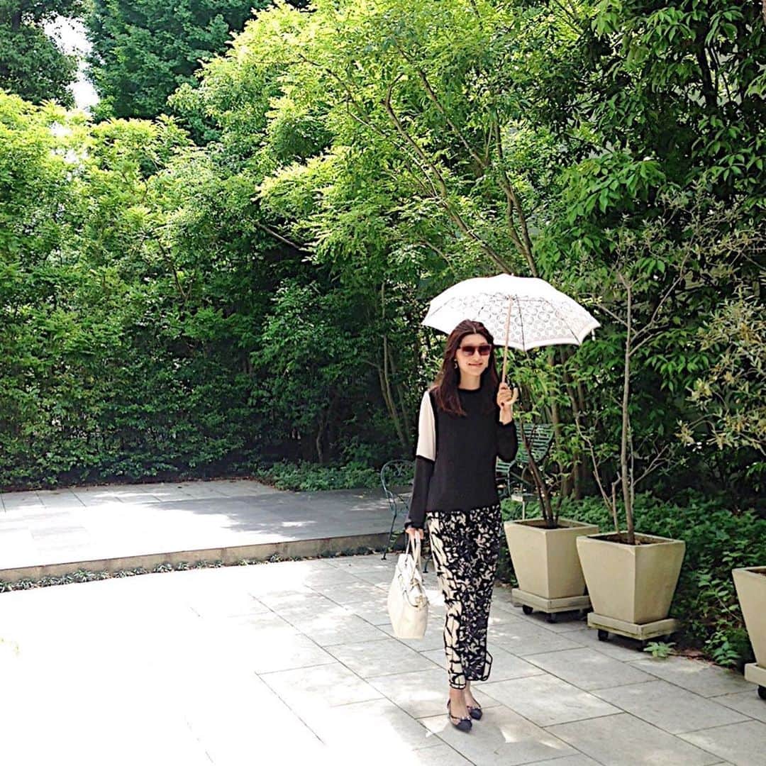 櫻井麻美のインスタグラム：「紫外線が気になる季節☀️ でも今年は、紫外線に当たらなさ過ぎることによるビタミンD不足も気になります🤔 ・ ・ そして最近新しくInstagramを始めました🤗 ・ 筋金入りの健康オタク櫻井が、美と健康について動画でお届けします🙌 ・ もしよかったらフォローお願いします👇✨ @mami_stretching  あらふぉ〜麻美の真面目に簡単ストレッチ ・ ・ #紫外線 #美白  #ビタミンD #ストレッチ  #ストレッチ動画  #インスタはじめました」