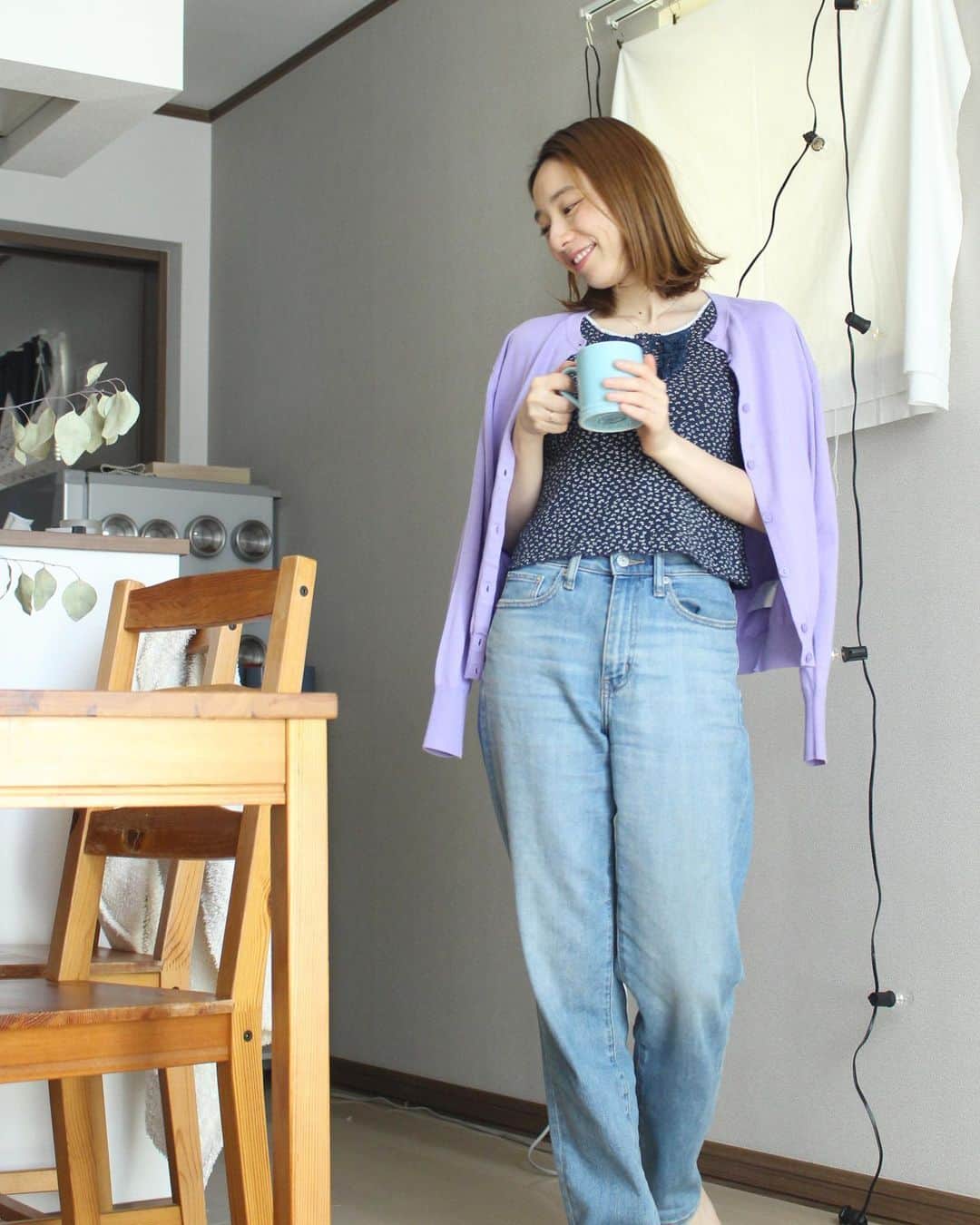 sayoko_betseyさんのインスタグラム写真 - (sayoko_betseyInstagram)「ootd﻿ ﻿ cardigans, denim pants : #uniqlo @uniqlo﻿ ﻿ 今年もリピート﻿ ユニクロの #着る日焼け止め﻿ #UVカットスーピマコットンクルーネックカーディガン﻿ ﻿ おうち服も楽しくなる綺麗なパープルにしました💜﻿ 最近はほとんど外には出てなかったけれど、家の中でも日焼けするんですよ😱﻿ 着心地も良くて紫外線も防ぐUVカット機能はありがたいです。﻿ ﻿ 緊急事態宣言は解除みたいだけど、これからもおうち時間を充実させたいのは変わらないんだろうなぁって思います。﻿ 外でも家でもお洋服は可愛いの着ていたい。﻿ ﻿ それにしても、もうすぐ外で人にも会えるのかなぁと思うと嬉しい😆💕﻿ ﻿ #uniqloginza #uniqloginza2020ss #ootd #locari #fashionblogger﻿ #今日のコーデ #おうち服 #リモートウェア #ホームウェア #カーディガン #クルーネック #ユニクロ #上下ユニクロ #北海道」5月25日 20時10分 - sayoko_betsey