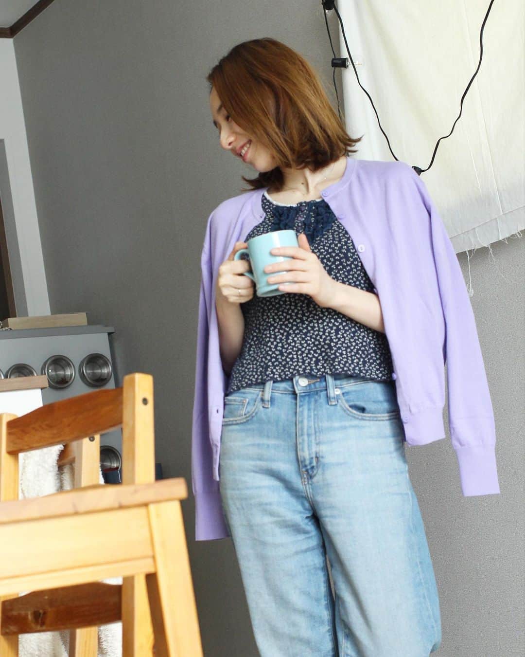 sayoko_betseyさんのインスタグラム写真 - (sayoko_betseyInstagram)「ootd﻿ ﻿ cardigans, denim pants : #uniqlo @uniqlo﻿ ﻿ 今年もリピート﻿ ユニクロの #着る日焼け止め﻿ #UVカットスーピマコットンクルーネックカーディガン﻿ ﻿ おうち服も楽しくなる綺麗なパープルにしました💜﻿ 最近はほとんど外には出てなかったけれど、家の中でも日焼けするんですよ😱﻿ 着心地も良くて紫外線も防ぐUVカット機能はありがたいです。﻿ ﻿ 緊急事態宣言は解除みたいだけど、これからもおうち時間を充実させたいのは変わらないんだろうなぁって思います。﻿ 外でも家でもお洋服は可愛いの着ていたい。﻿ ﻿ それにしても、もうすぐ外で人にも会えるのかなぁと思うと嬉しい😆💕﻿ ﻿ #uniqloginza #uniqloginza2020ss #ootd #locari #fashionblogger﻿ #今日のコーデ #おうち服 #リモートウェア #ホームウェア #カーディガン #クルーネック #ユニクロ #上下ユニクロ #北海道」5月25日 20時10分 - sayoko_betsey