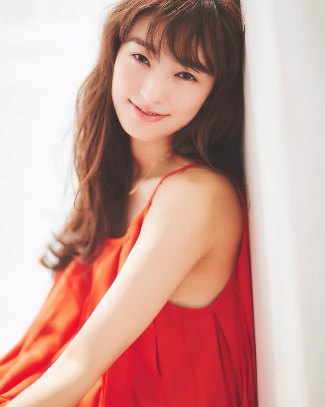 BAILAさんのインスタグラム写真 - (BAILAInstagram)「発売中のBAILA6月号から、宮本茉由ちゃんのオフショットをお届け♪誌面ではキリリと美しい茉由ちゃんですが今特集では柔らかでHAPPYな茉由ちゃんの魅力をめいっぱい✨楽しい雰囲気につられてついつい沢山撮影しちゃいました😊インタビューでもたっぷり美しさの秘密を教えてもらっているので、是非チェックしてみてくださいね。写真2枚めはカメラマン遠藤さんによるオフショット撮影（笑）撮る側も撮られる側も可愛かったので思わずパチリ😜  #宮本茉由 #美の秘密 #オフショット #おうち美容 #おうち時間 #stayhomeBAILA #BAILA #baila_magazine」5月25日 11時16分 - baila_magazine