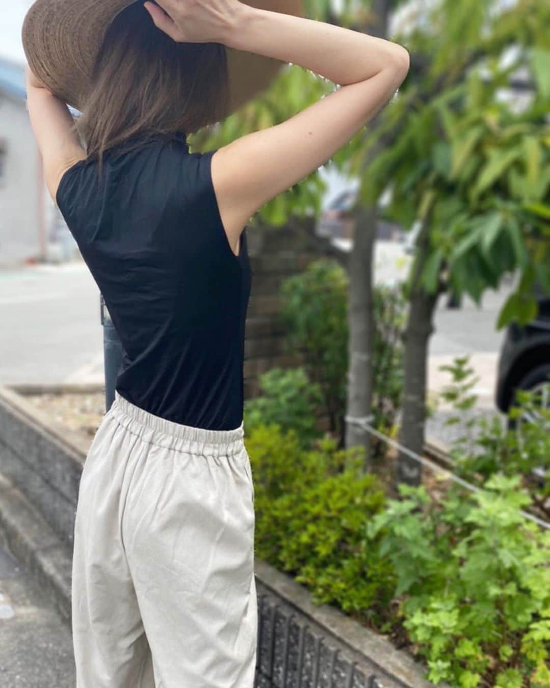 のインスタグラム：「2020,5.25. . @gu で限定価格だった #ロープベルトワイドパンツ 着丈考えてLsizeにしました サンダルなら問題なし♥️ . サラサラして、洗濯してシワにならない🤡これ、めちゃくちゃ嬉しい . tops #uniqlo #ユニクロ  #エアリズムuvカットハイネックt  sandal #teva  hat @lackofcoloraus .  #ユニクロTシャツ部 #ユニT #uniqloginza2020SS #Tシャツコーデ  #gu #gumania  #gustyle #アラフォーコーデ  #プチプラコーデ #locari #高身長」