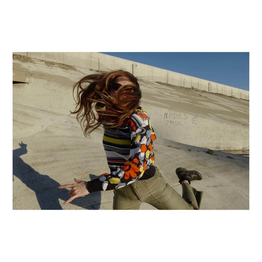 レイク・ベルのインスタグラム：「Why wash your hair when it has a mind of its own. It has rights. And wrongs.」