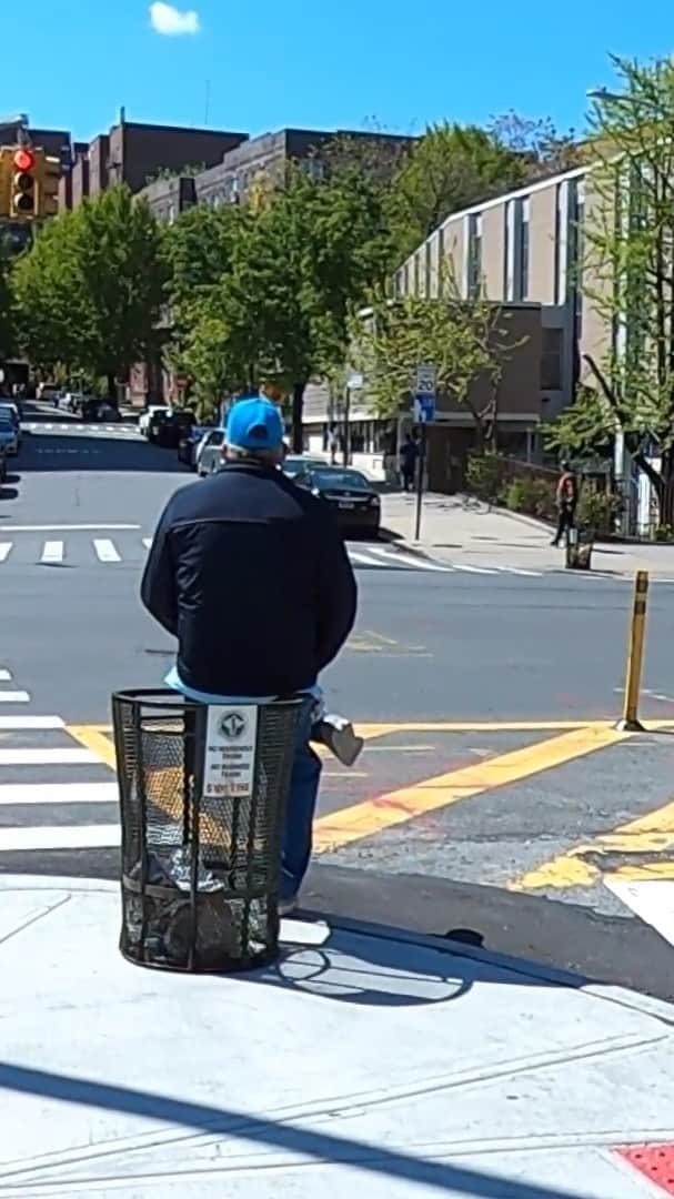筒井心一のインスタグラム：「Filming six feet away from people what is going on in the days since March 19th 2020 when my quarantine began.  #NewYork #NYC #City #Film#Documentary #Street #StreetStyle #Quarantine #CoronaLockDown #FromSixFeet #SocialDistancing #TheWayYouWEREThatDay」