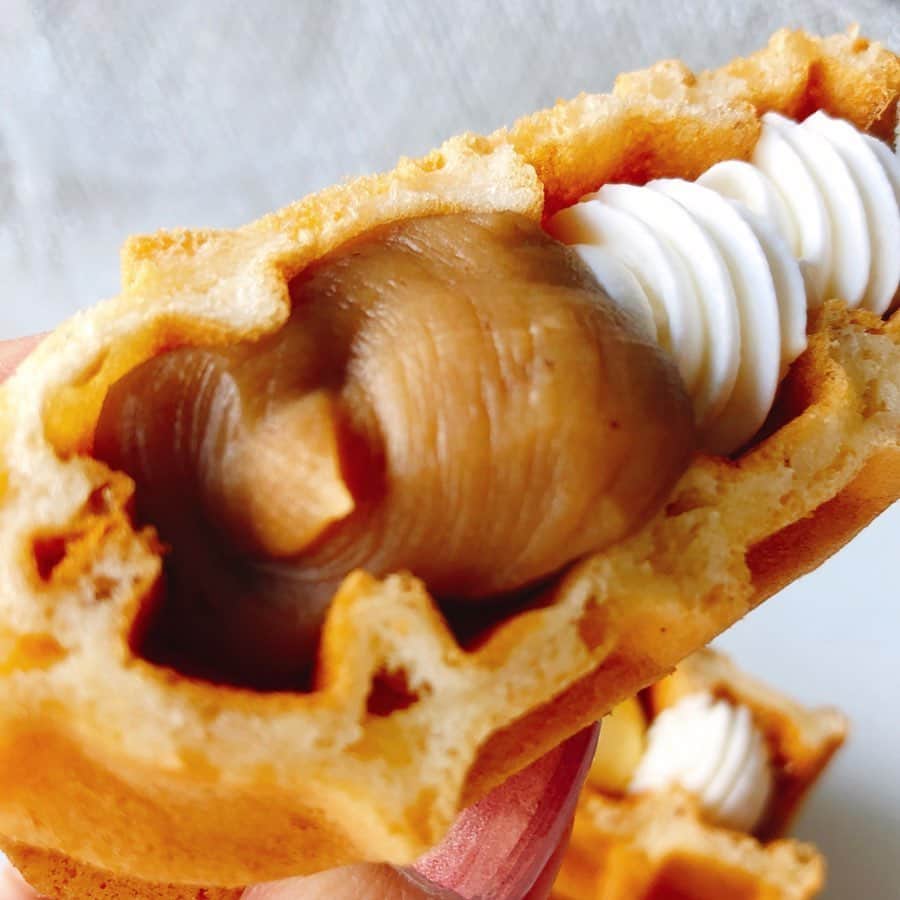 里井真由美さんのインスタグラム写真 - (里井真由美Instagram)「🏠🌰#montblanc #waffle #chestnut #waffles  モンブランワッフル🧇 ・ ・ もふもふ ふわふわ〜❤🌰️🧇❤️ ・ ・ →2枚め以降) モンブランワッフルケーキ🌰断面見えてるけど、入刀してみた。笑 ・ ・ 生地が柔らかく生クリームが上品♪栗の香りも良く、手で気軽に食べられるのがいい。差し入れギフトにも良いですね。手前がモンブランワッフル、後ろはカスタードワッフルです🧇🌰 ・ ・ 緊急非常事態宣言の解除になりましたね❤︎これからも気をつけながら徐々に〜🏠😊 ・ ・ @rl_wafflecake ・ ・ #モンブランの世界#栗#和栗#栗スイーツ#モンブラン#フランス栗#里井真由美#衣替えモンブラン#japan#Gâteauauxmarrons#零食#さといいね#스위트#montblanc#ありが糖運動#まゆログ#甜食#fromgram#Chestnutcake#밤케이크#フードジャーナリスト里井真由美#断面モンブラン#蛋糕#断面フェチ#栗子蛋糕」5月25日 11時38分 - mayumi.satoi