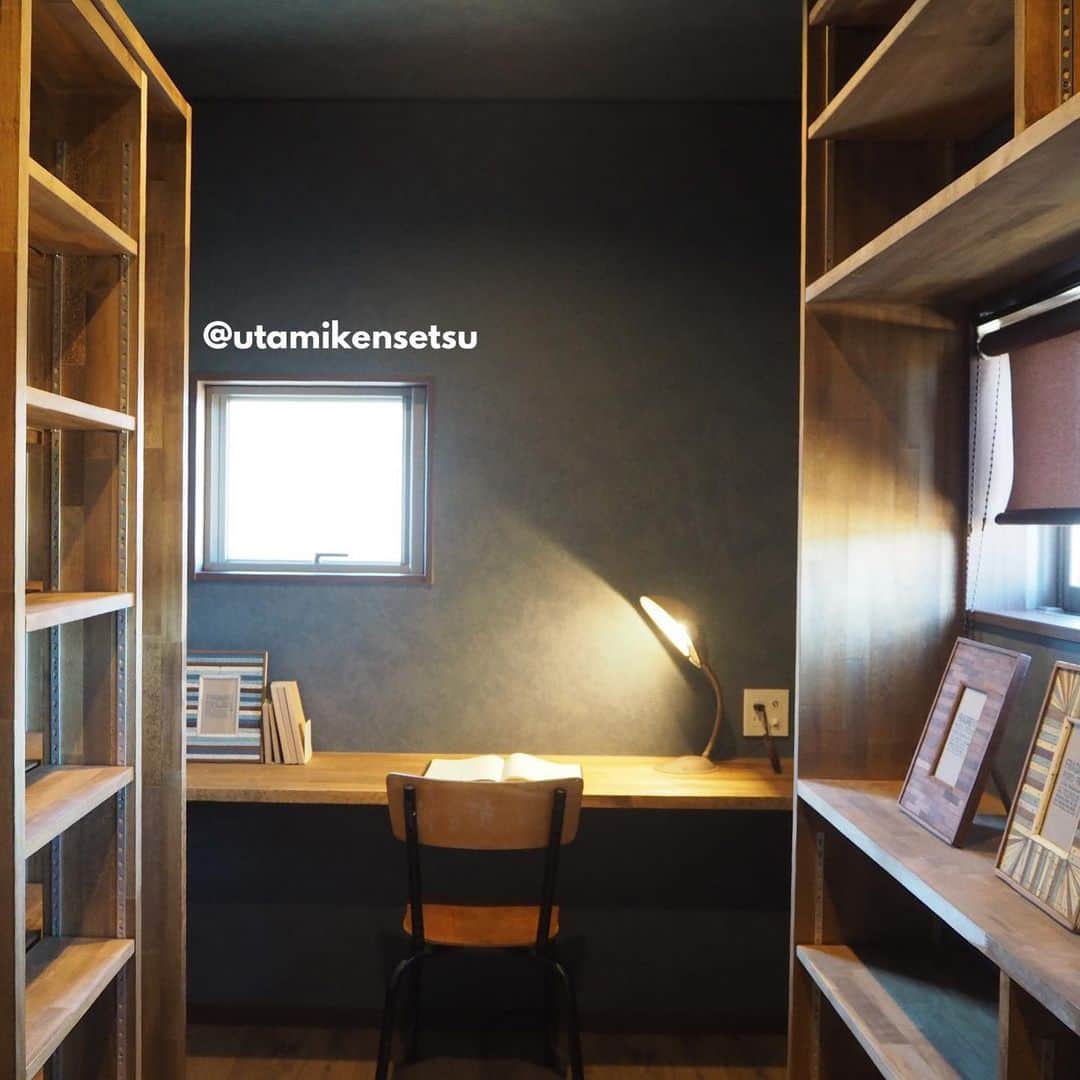 宇田見建設さんのインスタグラム写真 - (宇田見建設Instagram)「書斎 ・ 設計の際、ご主人様専用の書斎や書庫のご依頼を受ける事が多いです。 ・ 家族団欒の空間に書斎スペースを設けるカタチもあれば、隠れ家のようなお部屋を希望される方もいらっしゃいます。 ・ 様々なスタイルを設計させていただいておりますので、お気軽にご相談ください♪ #宇田見建設 #宇田見建設オリジナル #書斎 #書庫 #本棚 #高知 #工務店 #新築一戸建て #マイホーム」5月25日 11時53分 - utamikensetsu