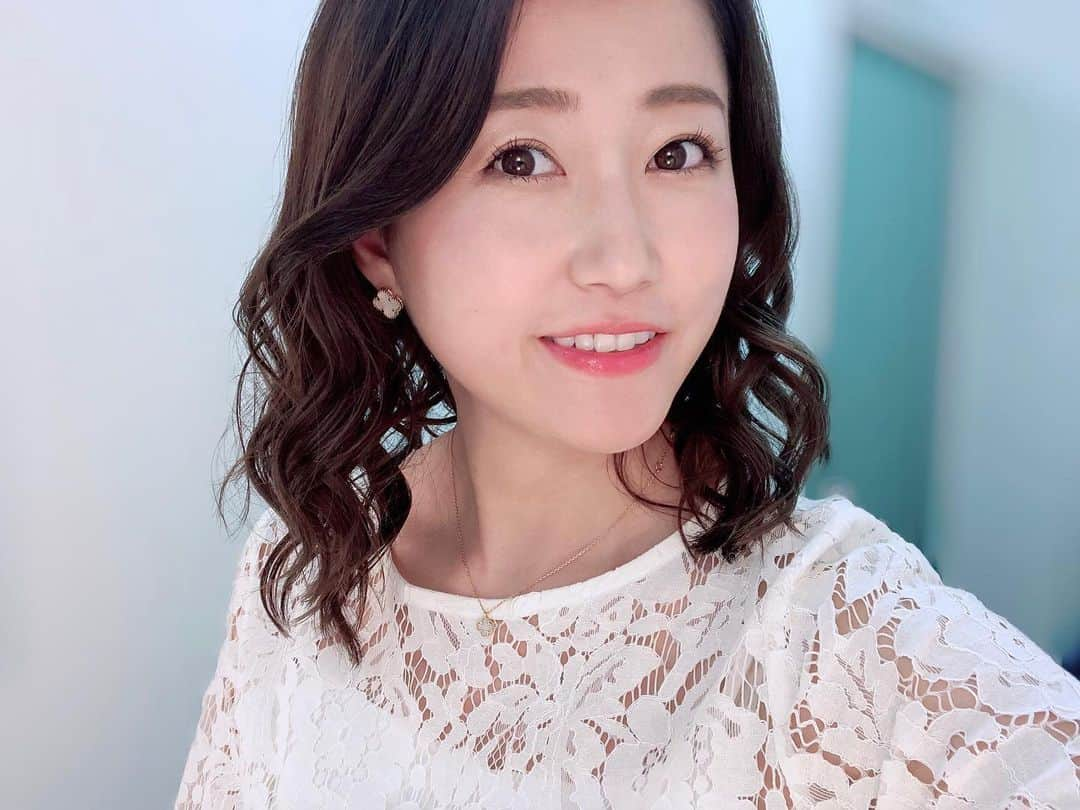 津田麻莉奈さんのインスタグラム写真 - (津田麻莉奈Instagram)「#おはよーちゃん 先週土曜のヘアメイク💄✨ しっかりリップも好きですが、暑くなってきたので透け感のある明るい色のリップも気になる今日この頃😚 髪はふわふわ巻いてもらいました💁🏼‍♀️ ⁑ 衣装 @tiensecoute ⁑ ⁑ 📻このあと16:00〜 ラジオNIKKEI「相場師朗の株は技術だ！」 生放送でお送りします🥰 ⁑ ⁑ ▶️そして夜は21:00〜オンライン飲み会やります🍺 今夜は週刊ギャロップ特別付録、東京競馬場ペーパークラフト作り第2弾！ YouTubeのリンクはプロフィールページにあります👍 ⁑ ⁑ ⁑ ⁑ ⁑ #おはよう #stayhome #グリーンチャンネル #メイク #ヘアメイク #ツヤ肌 #ツヤ肌メイク #美容　 #競馬  #衣装 #コーデ #ootd #outfitoftheday  #coordinate  #makeup  #まりなる #津田麻莉奈」5月25日 11時53分 - tsudamarinal