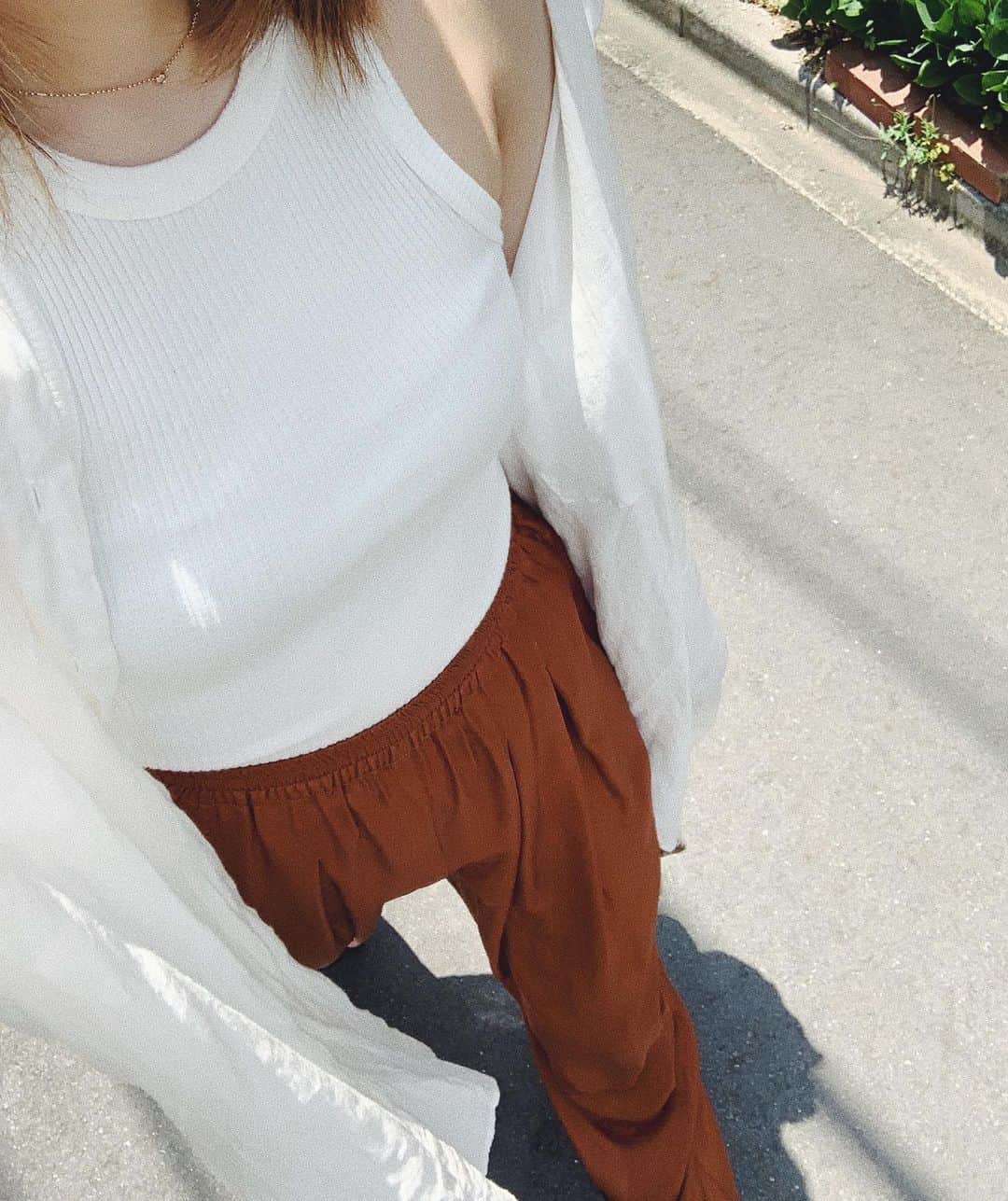 のインスタグラム：「. . 今日もあったかい🌿 でもこの気温でのマスクが辛いね😂 . 5月も残り1週間✊ . . ＿＿＿＿＿＿＿＿＿＿＿＿＿＿＿＿＿＿＿＿ #fashion #outfit #ootd #coordinate #lifes #todayful #ungrid #satin #shirt #サテンパンツ #シャツコーデ」