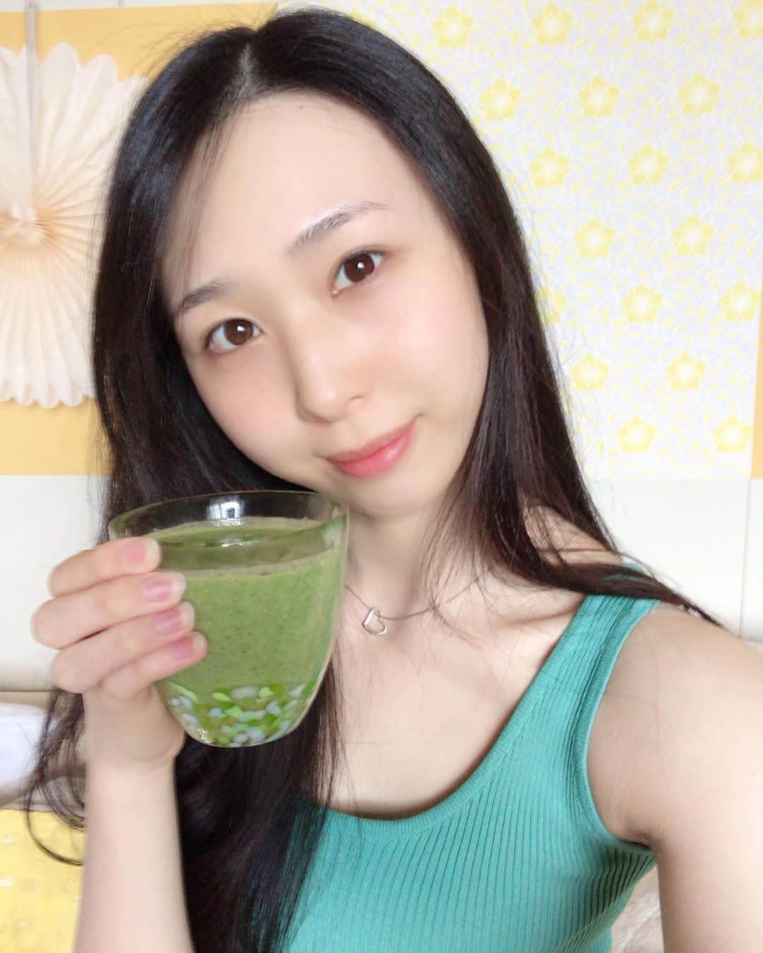 ときさんのインスタグラム写真 - (ときInstagram)「今日のスムージー🥬🍌 は、 ほうれん草 バナナ レモン汁 チアシード 豆乳  朝は忙しいので、メイクとかしながら飲んでます☺️ ・ ・ ・ #スムージー #スムージーレシピ #忙しい朝に #飲むだけ #シャワー後 #髪ボサボサ #お家時間」5月25日 11時55分 - toki_ringomusume