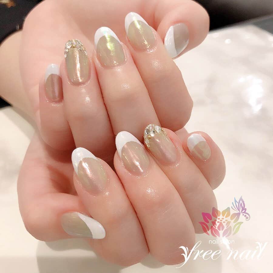 free nail フリーネイルのインスタグラム：「. お客様ネイル💅🏻🍀✨ . オーロラフレンチネイル🦄✨ . オフィスネイルに👩🏻‍💼✨ . ▶︎▶︎▶︎スワイプして動画も見てね☝︎🎬✨ . ご来店ありがとうございました🙇🏻‍♀️🙇🏻‍♀️🙇🏻‍♀️💗 . #ネイルアート #ジェルネイル #ネイルサロン #大阪ネイルサロン #ネイルデザイン #ネイルチェンジ #オーロラフレンチ #フレンチネイル #オーロラネイル #ストーンネイル #グレージュネイル #キラキラネイル #デザインネイル #トレンドネイル #シンプルネイル #大人ネイル #オフィスネイル #夏ネイル #summernails #nailsart #nailsdid #美甲 #日式美甲 #日式美甲胶 #日本美甲师 #日本美甲老师 #美甲上课 #日本胶 #フリーネイル #freenail」