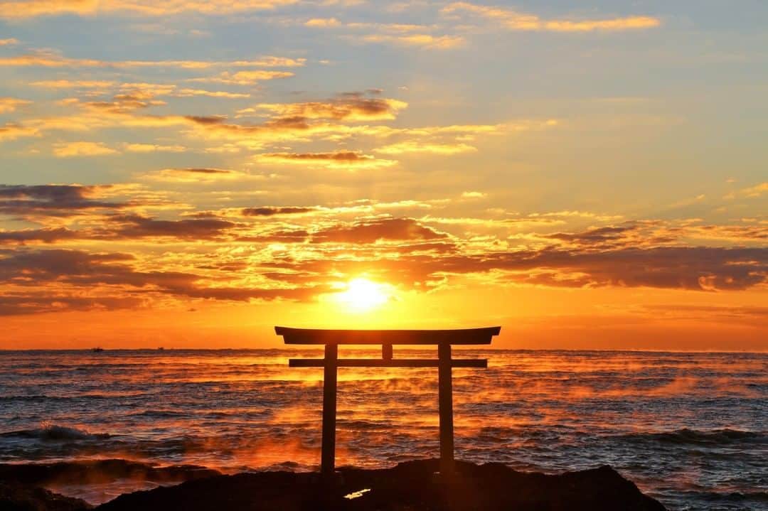 THE GATEさんのインスタグラム写真 - (THE GATEInstagram)「. 【 Oarai Isosaki-jinja Shrine// #Ibaraki 】  Oarai Isosaki Shrine rests by the coast of the Pacific Ocean.  l Here, you can pray for family safety, on-sea safety and health.  l The torii gate standing on the ocean provides a dreamy view, and is a popular photo spot.  l The shrine is popular as a hatsu-hinode, or first sunrise of the year destination. . ————————————————————————————— ◉Adress 6890 Isohama-cho, Oarai-machi, Higashi-ibaraki-gun, Ibaraki————————————————————————————— THE GATE is a website for all journeys in Japan.  Check more information about Japan. →@thegate.japan . #Japan #view #travel #exploring #visitjapan #sightseeing #ilovejapan #triptojapan #japan_of_insta #療癒 #instagood #粉我 #赞 #travelgram #instatravel #unknownjapan #instagramjapan #instaday #sunset#abendsonne#kuchwa#tramonto#beautiful」5月25日 12時00分 - thegate_travel