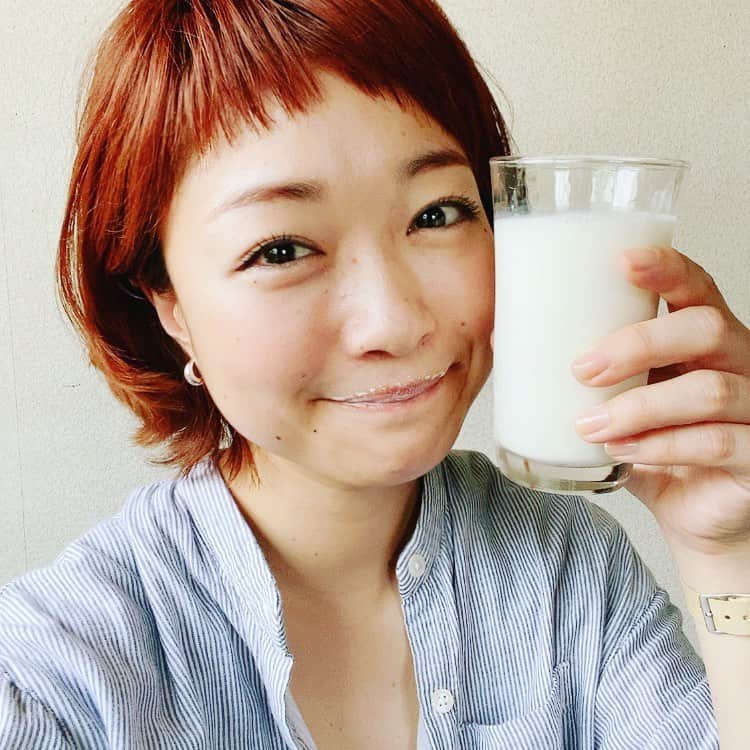 小雪さんのインスタグラム写真 - (小雪Instagram)「🥛🐮🥛🐮 #牛乳ヒゲチャレンジ やってみた😆  子供たちがやったら可愛いだろうなぁ☺️ 牛乳はゴクゴク飲むのも好きだけど、料理でも大活躍🙆‍♀️ 子供の頃、近くの酪農家さんの所で 牛乳買ったり牛見せてもらったりしてたなぁ。。 じいちゃんとの大切な思い出🥛  さてこのあとは#fmfukuoka DIG FUKUOKA生放送です🙋‍♀️ 九州の酪農家さんを応援する企画！ #牛乳ヒゲチャレンジ ハッシュタグをつけて投稿すると、プレゼントが当たるかもです😊  みんなうまく🥛ヒゲできるのかな😆？」5月25日 12時01分 - koyuki2