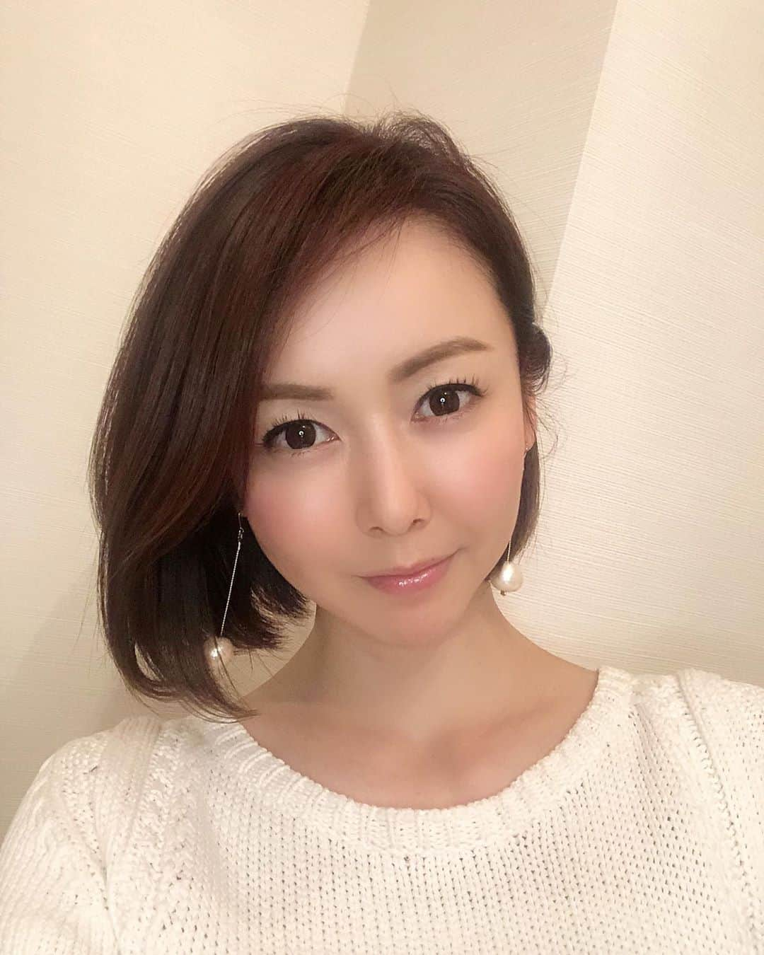 宮崎宣子さんのインスタグラム写真 - (宮崎宣子Instagram)「髪を10センチ切りました🙌 伸ばすか、切るかで悩んでましたが、 ドライヤーストレスに耐えきれず、 またまたボブへ💛  久しぶりに美容室に行ったら、 すごい人で、皆さんこれからの活動前に備えて身支度を整えているようでした。  それでも、人数制限されており、 18時までの短縮営業でしたので、 普段通りに戻ったら、 逆にどれだけの人になるんだろうと思ってしまいました😊  でも、少しずつ活気が戻ってくる、 そんな雰囲気にワクワクするのは、 私も同じです❣️ マスクは、必須で、 手洗いうがいも気をつけた上で、 少しずつ取り戻していきたいです💛  #美容室 #10センチカット  #身支度 #ボブ #abbey2  #ボブのカリスマ #中村さんカット #16年通ってます  #緊急事態宣言解除  #なるかな #でも気をつけましょうね」5月25日 12時06分 - miyazaki_nobuko