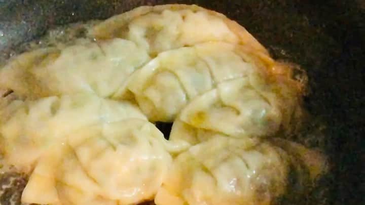 麻倉もものインスタグラム：「餃子には〜♪ ハイボール〜♪🥟🥃 #もちょ10 #麻倉もも #オンラインもちょ」
