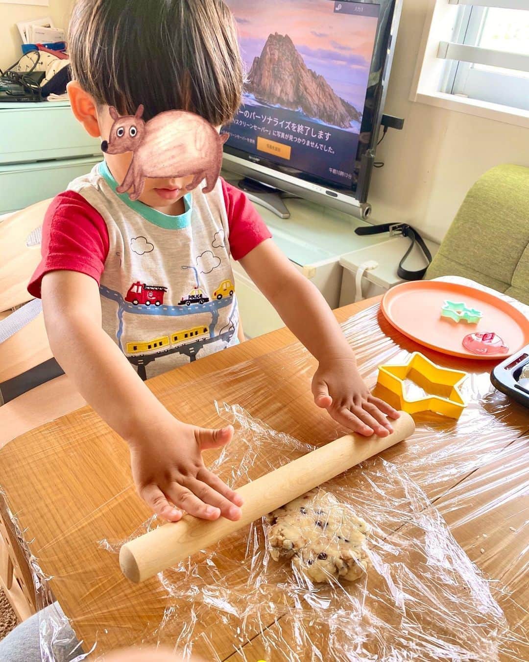 葉月かなえのインスタグラム：「初めてのクッキー作り。 型を何度も抜きたがったり、焼き上がりまでオーブンの前でクッキーを見つめてたり、楽しそうでした。」
